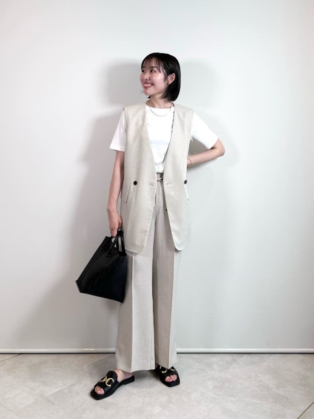 「ベーシック/トラッド、トレンド、リラックススタイル、ビジネススタイル、トラベル /リゾート、グリーンレーベルのポケット付きお仕事服、骨格_ストレート、パーソナルカラー_SUMMER、働くグリーンレーベル、Tシャツ、春服、夏服、旅するグリーンレーベル」｜「green label relaxingのALL WAYS メッシュ 2WAY バッグ（トートバッグ、ブラック系）」を使った、市川（ichikawa）さん（レディース・158cm）の夏コーディネートの1枚目の写真