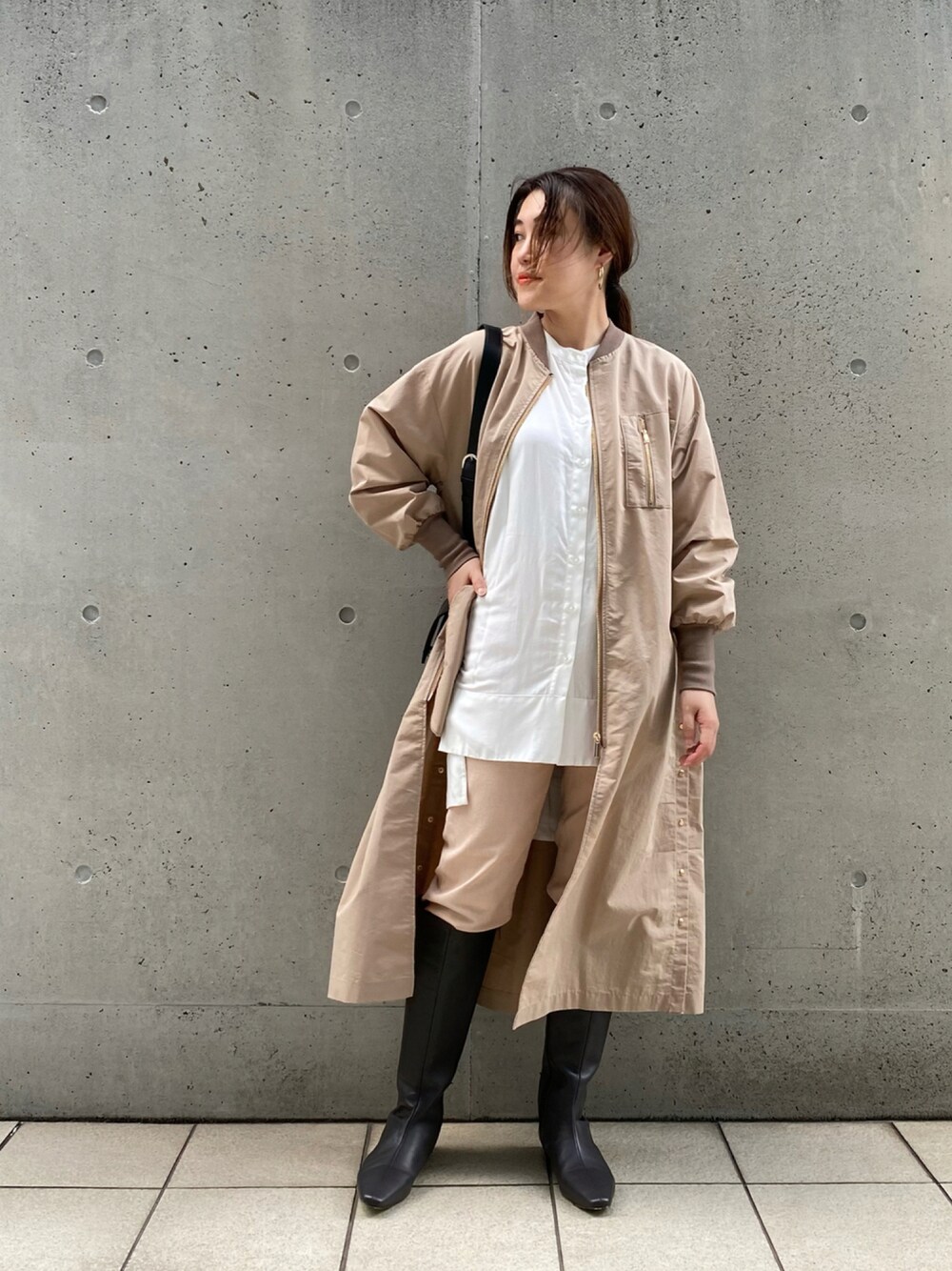 「コート、アウター、カジュアル、シンプル、カラーパンツ、レイヤードスタイル、ロングブーツ、ロングコート、休日スタイル、ブーツイン、きれいめカジュアル、ラクチンコーデ、オトナカジュアル、ボリューム袖、パンツスタイル」｜「un dix corsのバックスタイルまで華やかに バックギャザーブルゾンコート（ブルゾン、ベージュ系）」を使った、takumaさん（レディース・160cm）の秋コーディネートの1枚目の写真