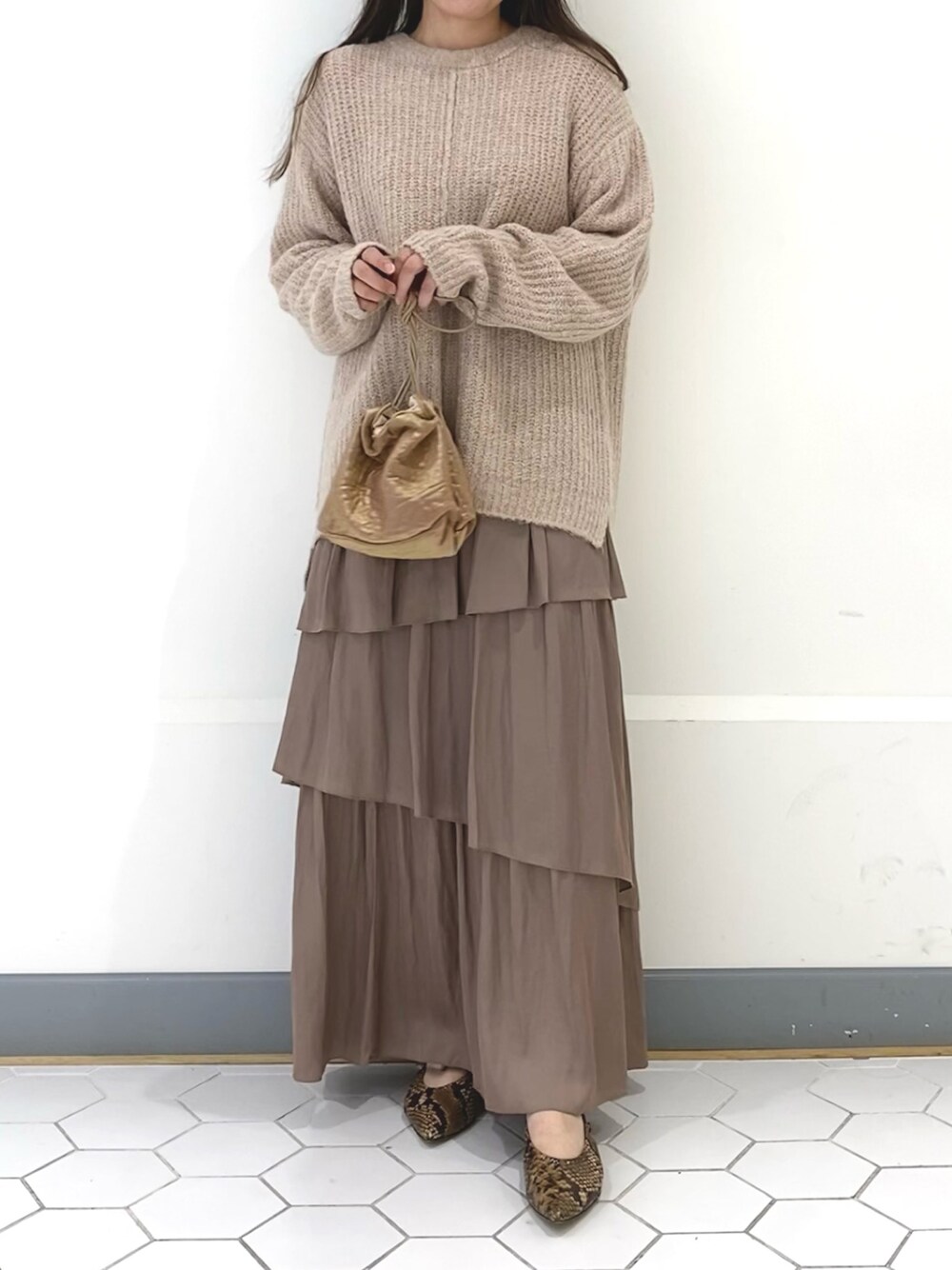 「ニット、スカート、シンプル、ベージュ、秋のコーデ、休日スタイル、巾着バッグ、ビックシルエット、クルーネック、ベージュコーデ、ミニバッグ、秋服、きれい目カジュアル、ラクチンコーデ、ニットコーデ」｜「un dix corsの《予約》ここでしか手に入らない！【WEB限定】クルーネックプルオーバー（ニット/セーター、ベージュ系）」を使った、takumaさん（レディース・160cm）の秋コーディネートの1枚目の写真