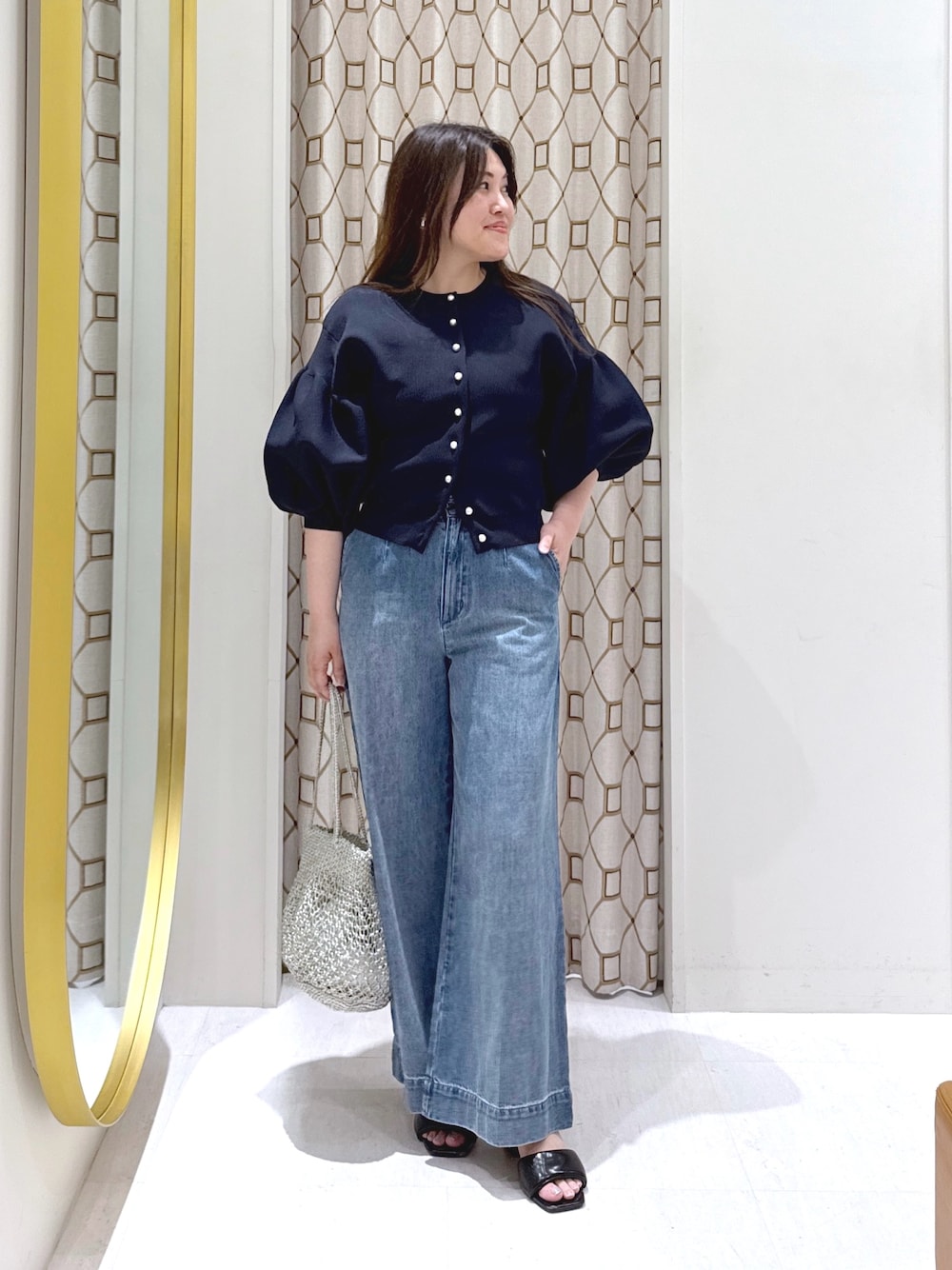 「デニム、夏ルックで気分アップ、シンプルコーデ、きれいめカジュアル、夏コーデ、韓国ファッション、サンダル、お出かけコーデ、ラクチンコーデ、きれいめコーデ、キレイめカジュアル、オトナカジュアル、40代ファッション、カーディガン、テーマパークコーデ」｜「La boutique BonBonの【好評ににつき復刻！・前後2WAY】パールぽわんとスリーブニットカーディガン（カーディガン/ボレロ、ブルー系）」を使った、takumaさん（骨格ストレート・レディース・160cm）の夏コーディネートの1枚目の写真