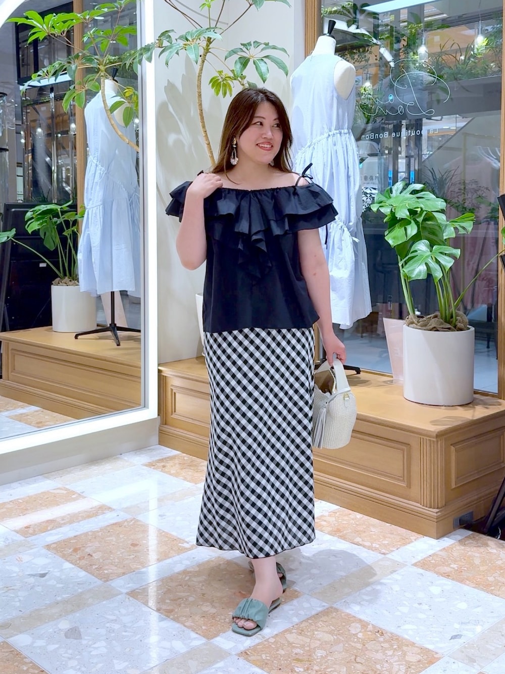 「夏ルックで気分アップ、フリル、休日スタイル、シンプルコーデ、きれいめカジュアル、夏コーデ、韓国ファッション、オトナカワイイ、リラックススタイル、大人可愛い、40代コーデ、チェック、チェックスカート、ギンガムチェック、ギンガムチェックスカート」｜「La boutique BonBonのコットンシルクラッフルブラウス（シャツ/ブラウス、ブルー系）」を使った、takumaさん（骨格ストレート・レディース・160cm）の夏コーディネートの1枚目の写真