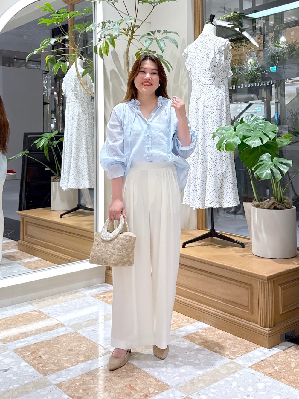 「シンプルスタイル、夏ファッション、パンツコーデ、おでかけコーデ、ブラウスコーデ、淡色女子、オフィススタイル、大人可愛い、淡色コーデ、きれいめカジュアル、シアートップス、夏コーデ、韓国ファッション、シャツスタイル、大人ファッション」｜「La boutique BonBonの【愛されエアリーブラウス】シアーリネン混パール釦リボンブラウス（シャツ/ブラウス、ブルー系）」を使った、takumaさん（骨格ストレート・レディース・160cm）の夏コーディネートの1枚目の写真