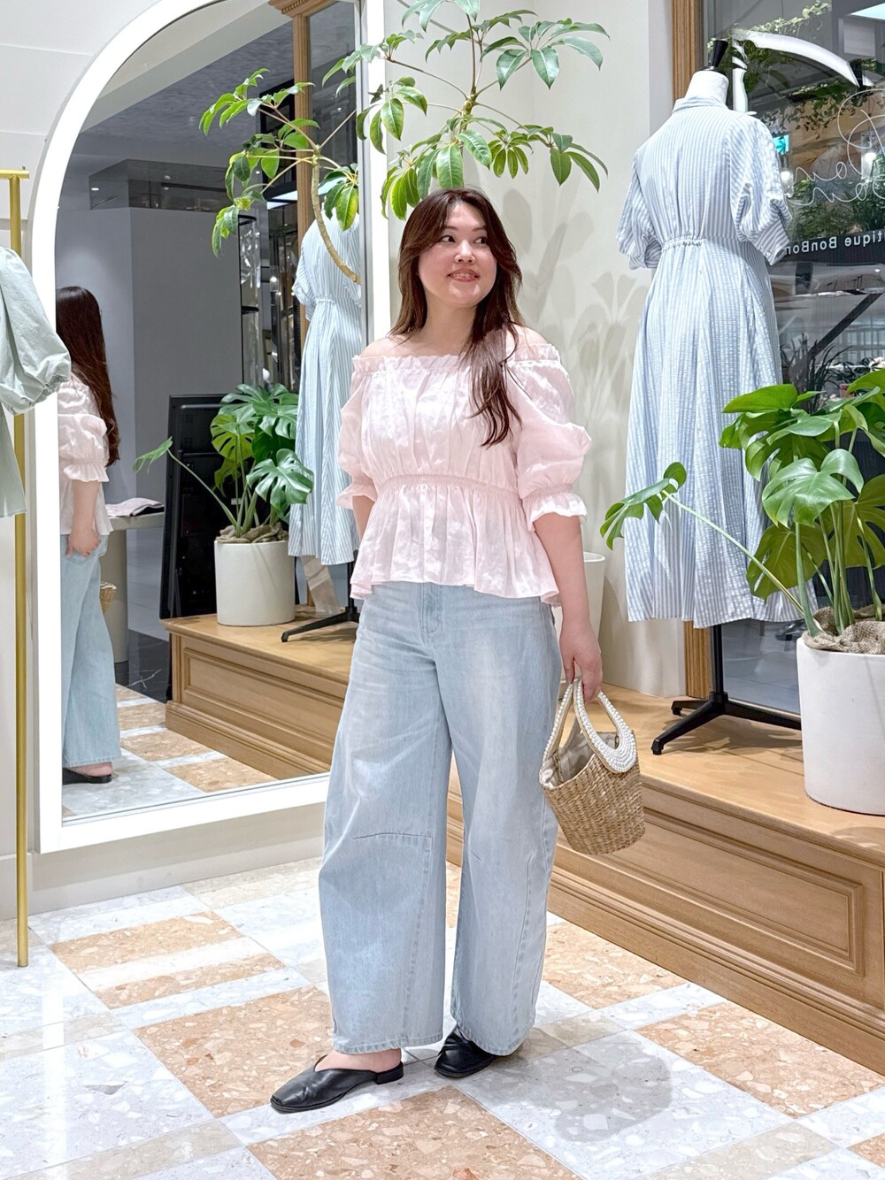 「春めき満開コーデ、春色、休日スタイル、デートコーデ、韓国ファッション、お出かけコーデ、大人カジュアル、春カラー、ラクチンコーデ、キレイめコーデ、パンツスタイル、着回しコーデ、大人ファッション、オトナカジュアル、ピンク」｜「La boutique BonBonの【復刻・全骨格対応】シャーリングギャザーブラウス（シャツ/ブラウス、ピンク系）」を使った、takumaさん（骨格ストレート・レディース・160cm）の春コーディネートの1枚目の写真