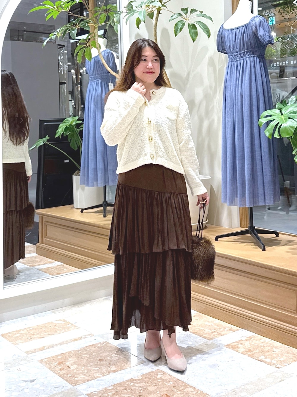 「ブラウン、着こなしのちょこっとテク、お出かけコーデ、ロングスカート、デートコーデ、休日スタイル、韓国ファッション、きれいめカジュアル、シンプルコーデ、秋先取りコーデ、大人かわいい、秋服準備はじめました、イレヘムスカート、カーディガン、テーマパークコーデ」｜「La boutique BonBonの【清涼感あり】ペーパーニットジャケットカーディガン（カーディガン/ボレロ、ホワイト系）」を使った、takumaさん（骨格ストレート・レディース・160cm）の夏コーディネートの1枚目の写真