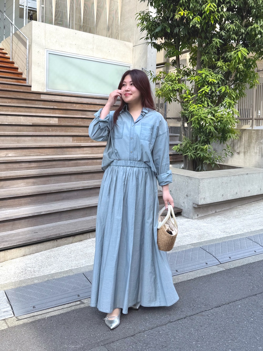「セットアップ、大人カジュアル、最近のいい感じコーデ、お出かけコーデ、シアートップス、春夏コーデ、シンプルコーデ、きれいめカジュアル、休日スタイル、韓国ファッション、デニム、オトナカワイイ、着回しコーデ、ラクチンコーデ、きれいめコーディネート」｜「La boutique BonBonの【セットアップ可】シアーデニムギャザーロングスカート（スカート、ブルー系）」を使った、takumaさん（骨格ストレート・レディース・160cm）の春コーディネートの1枚目の写真