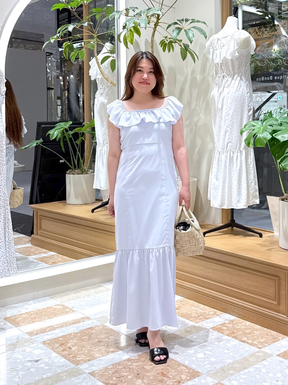 「韓国ファッション、きれいめカジュアル、ワンピース、マーメイドワンピース、ワンピーススタイル、夏ファッション、大人かわいい、ワンピース‎、フリル、ワンピースコーデ、40代ファッション、大人ガーリー、夏コーデ、夏のワントーンコーデ、大人女子」｜「La boutique BonBonの【スタッフmiki監修・3サイズ展開あり】フリルトリムマーメイドワンピース（ワンピース、ブルー系）」を使った、takumaさん（骨格ストレート・レディース・160cm）の夏コーディネートの1枚目の写真
