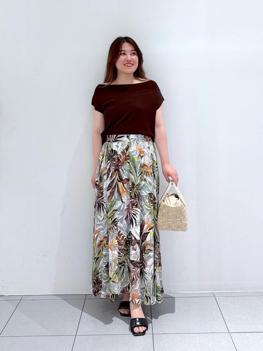 「夏コーデ、韓国ファッション、デートコーデ、ロングスカート、きれいめカジュアル、お出かけコーデ、大人コーデ、大人かわいい、かごバッグ、ブラウンコーデ、リゾートコーデ、柄スカート、オフショル、フレンチスリーブ、サンダル」｜「La boutique BonBonの【大人プリント】リゾートリーフプリントギャザースカート（スカート、グリーン系）」を使った、takumaさん（骨格ストレート・レディース・160cm）の夏コーディネートの1枚目の写真