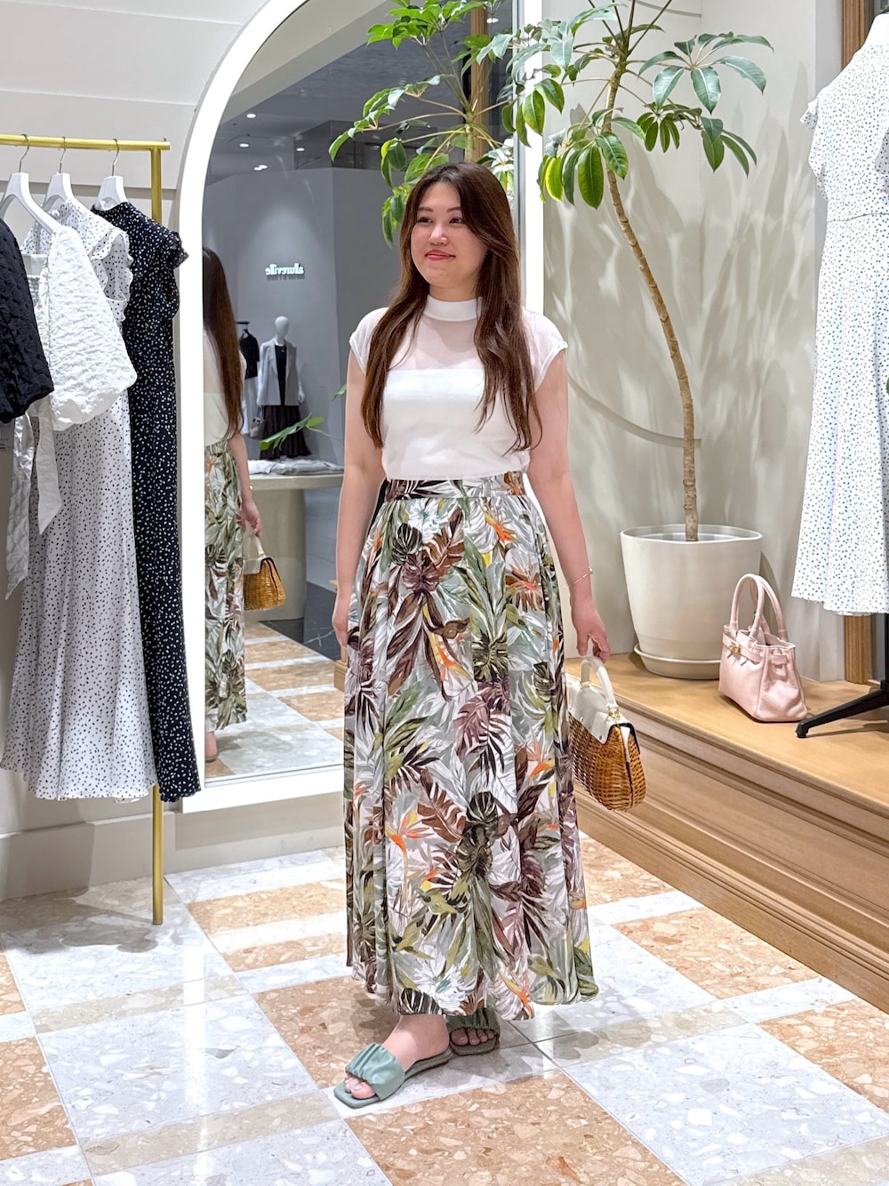 「シアートップス、お出かけコーデ、デートコーデ、淡色コーデ、ロングスカート、きれいめカジュアル、ラフコーデ、オトナカジュアル、オトナカワイイ、夏、大人カジュアルコーデ、カジュアルガーリー、骨格ストレート、甘めカジュアル、サンダル」｜「La boutique BonBonの【美人見えシアー】シアーフレンチニット（ニット/セーター、ホワイト系）」を使った、takumaさん（骨格ストレート・レディース・160cm）の春コーディネートの1枚目の写真