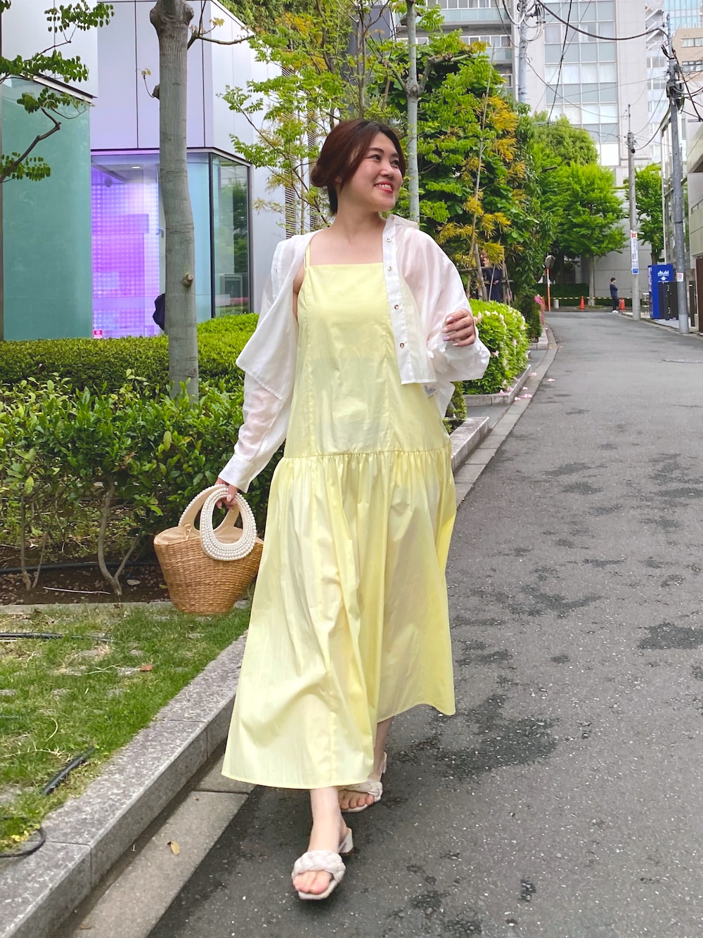 「お出かけコーデ、キャミワンピ、イエロー、オトナ女子、休日スタイル、デートコーデ、シアーシャツ、レイヤード、レイヤードスタイル、韓国ファッション、シアートップス、春夏コーデ、シンプルコーデ、ワンピース、きれいめカジュアル」｜「La boutique BonBonのティアードキャミワンピース（ワンピース、イエロー系）」を使った、takumaさん（骨格ストレート・レディース・160cm）の春コーディネートの1枚目の写真