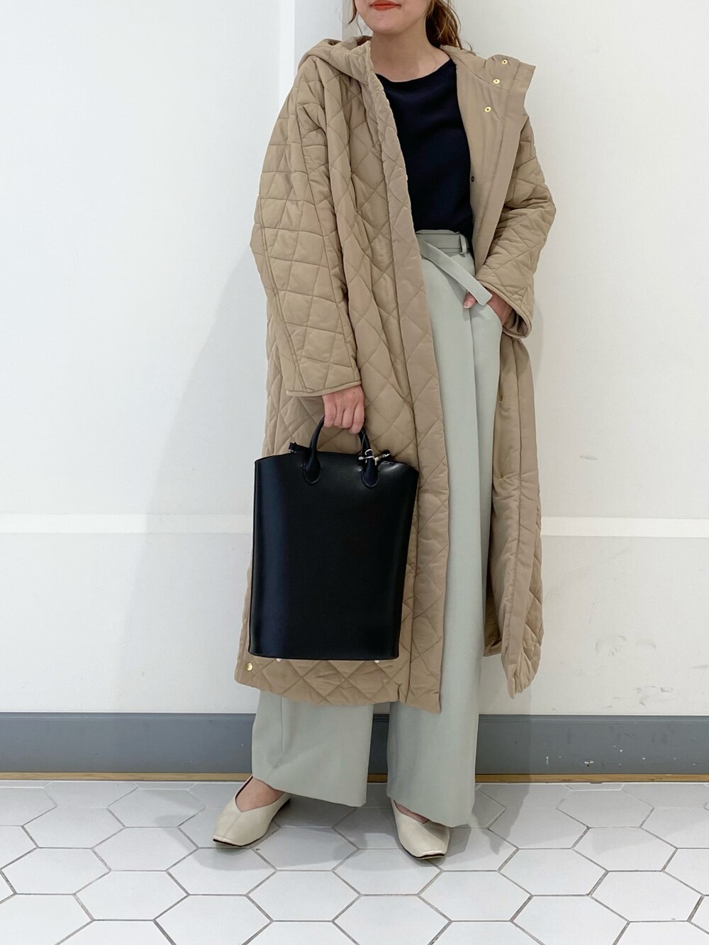 「コート、アウター、シンプル、グリーン、カラーパンツ、ベージュ、キルティング、ロングコート、大人カジュアル、休日スタイル、ワイドパンツ、キルティングコート、ゆるコーデ、オトナ女子、ボリューム袖」｜「un dix corsの機能性抜群 蓄熱中綿キルティングドルマンフーディ（その他アウター、ベージュ系）」を使った、takumaさん（レディース・160cm）の秋コーディネートの1枚目の写真