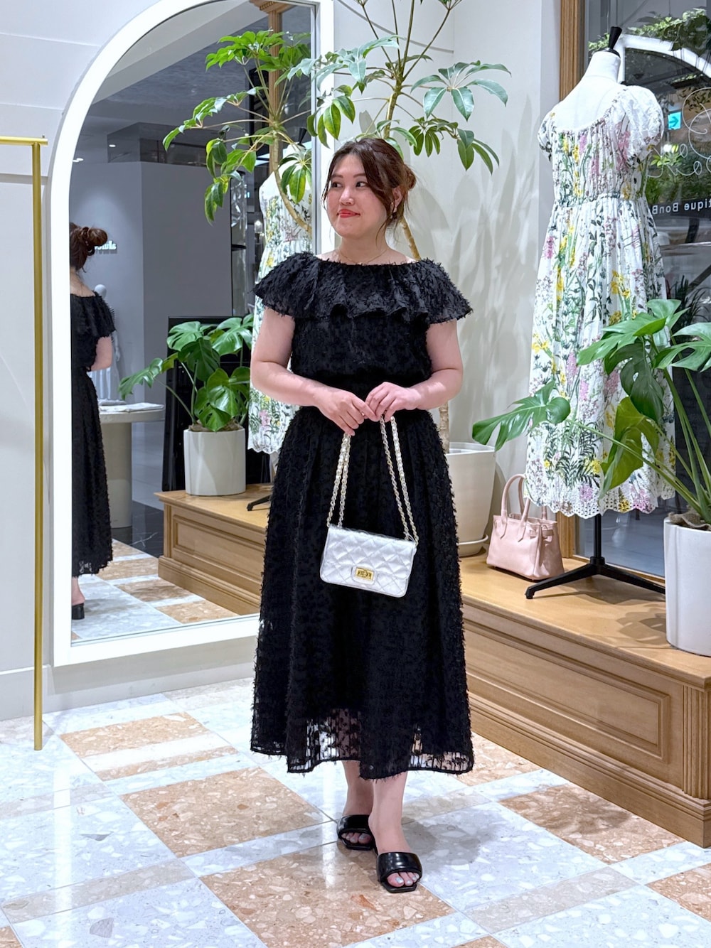 「シンプルコーデ、韓国ファッション、きれいめカジュアル、休日スタイル、シアートップス、お出かけコーデ、雨の日コーデ、デートコーデ、大人ファッション、大人コーデ、オトナカジュアル、大人ガーリー、きれいめコーデ、夏服、セットアップ」｜「La boutique BonBonの【セットアップ可・最強愛され】カットジャガードフリルカラーブラウス（シャツ/ブラウス、ブラック系）」を使った、takumaさん（骨格ストレート・レディース・160cm）の春コーディネートの1枚目の写真