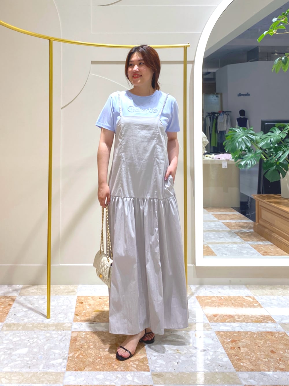 「レイヤードスタイル、夏コーデ、休日スタイル、シンプルスタイル、おでかけコーデ、夏服、ワンピースコーデ、ロングワンピース、ブルー、大人かわいい、アラフォー、ロゴT、キャミワンピ、楽チンコーデ、大人女子」｜「La boutique BonBonの【miki監修カラーあり】ティアードキャミワンピース（ワンピース、グレー系）」を使った、takumaさん（骨格ストレート・レディース・160cm）の夏コーディネートの1枚目の写真