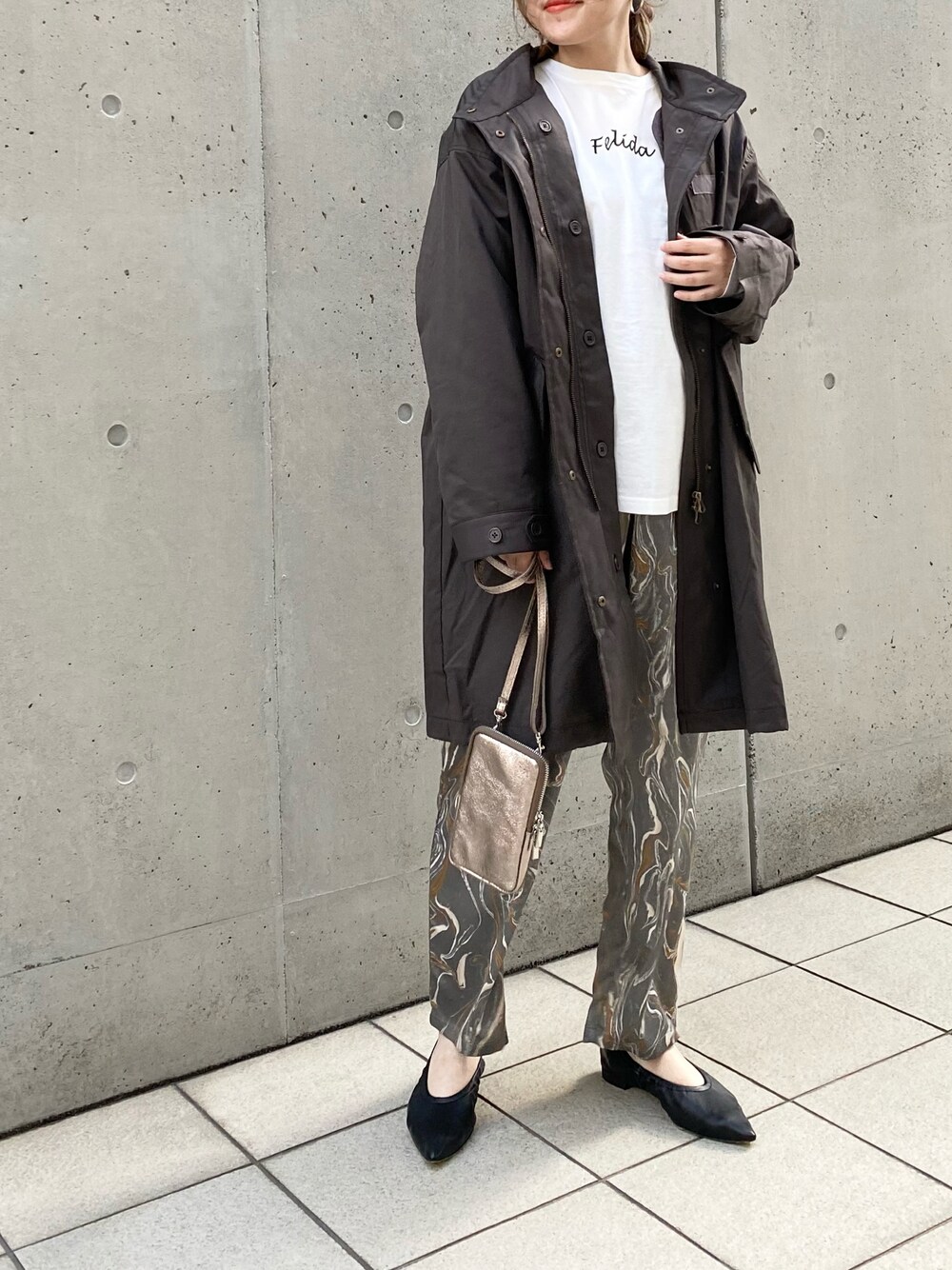 「コート、モッズコート、ビッグシルエット、カジュアル、大人カジュアル、休日スタイル、メンズライク、シンプルコーデ、パンツコーデ、マーブル柄、秋コーデ、ボリューム袖、オーバーサイズ、アウター、柄パンツ」｜「un dix corsのロングシーズンで使える　ライナー付きスタンドモッズコート（モッズコート、グレー系）」を使った、takumaさん（レディース・160cm）の秋コーディネートの1枚目の写真