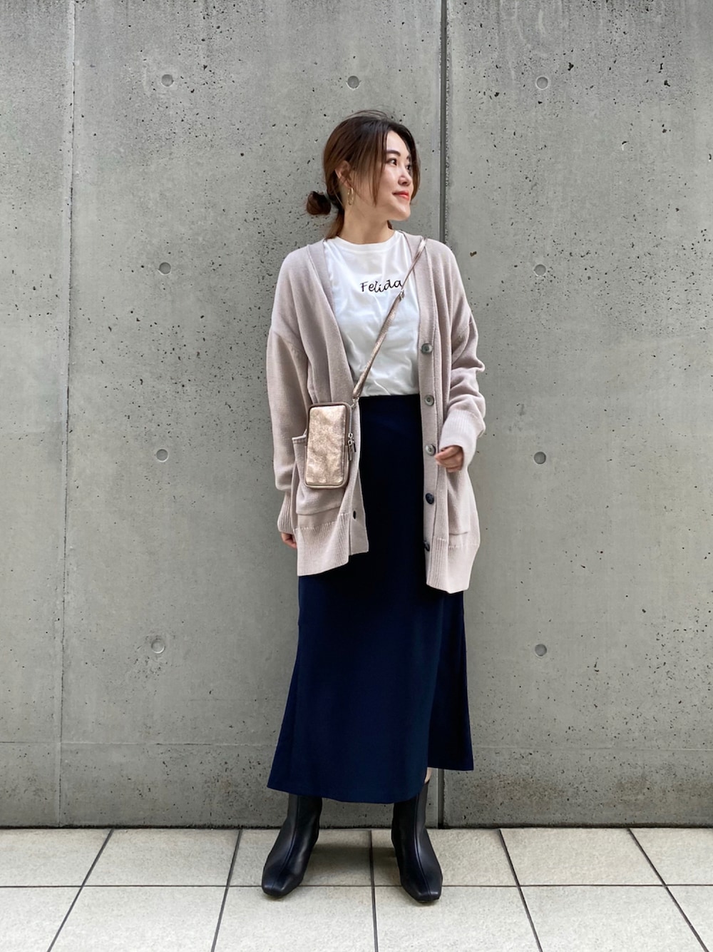 「カーディガン、ビッグシルエット、レイヤードスタイル、ロングスカート、休日スタイル、ラフ、大人コーデ、ロングカーディガン、きれいめカジュアル、スカートスタイル、ゆったりコーデ、淡色コーデ、秋コーデ、スクエアバッグ、だから秋服が好き」｜「un dix corsの《予約》【カジュアルな抜け感が出る1枚】リリヤーンビッグカーディガン（カーディガン/ボレロ、グレー系）」を使った、takumaさん（レディース・160cm）の秋コーディネートの1枚目の写真
