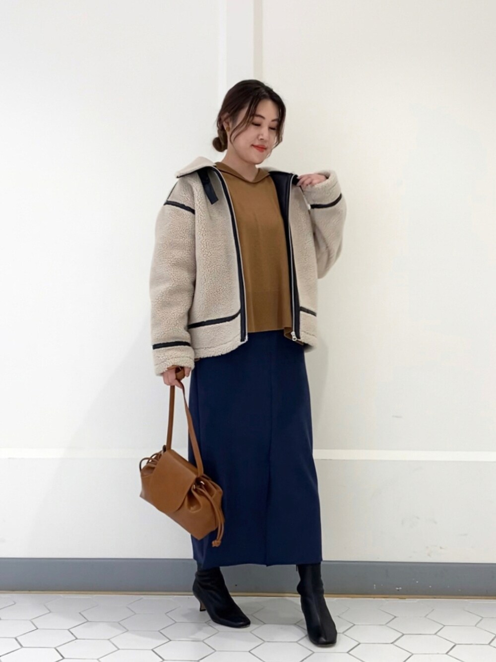 「ブルゾン、タイトスカート、アウター、スカート、シンプル、オーバーサイズ、休日スタイル、プチプラ、きれいめカジュアル、ミニバッグ、ゆったりコーデ、オトナカジュアル、秋コーデ、ボアブルゾン、エコレザー」｜「un dix corsのオトナ女子が着る　エコレザーボンディングジャケット（ブルゾン、ベージュ系）」を使った、takumaさん（レディース・160cm）の秋コーディネートの1枚目の写真