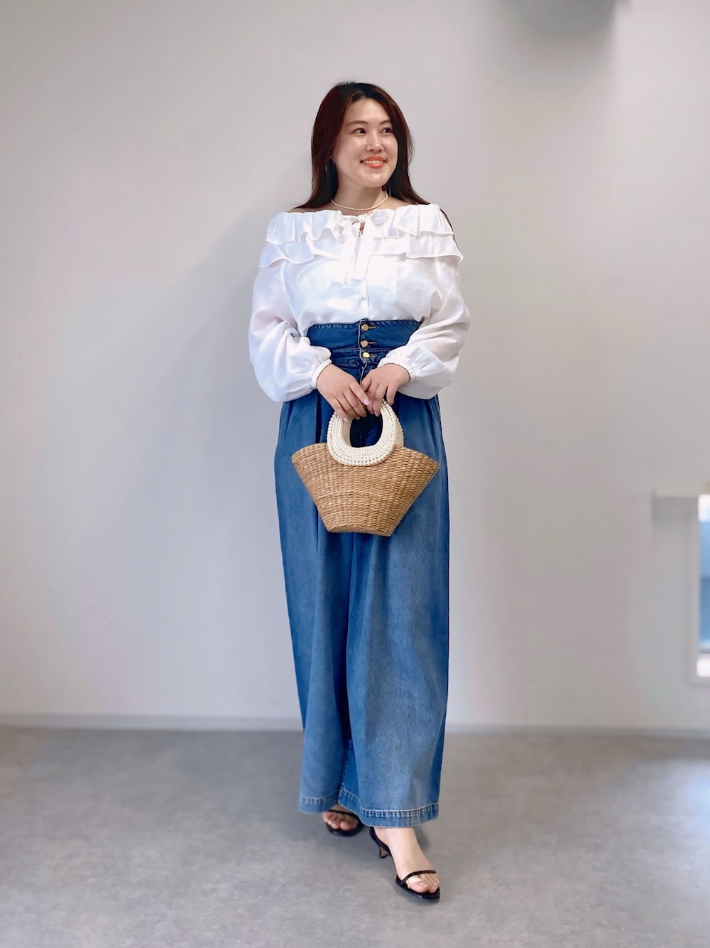 「リボン、大人カジュアル、デートコーデ、お出かけコーデ、春夏コーデ、シンプルコーデ、シンプルスタイル、オトナカジュアル、大人可愛い、カジュアルスタイル、女子会コーデ、オトナ女子、40代ファッション、かごバッグ、ハイウエストデニム」｜「La boutique BonBonの【ホワイト復刻！新色登場】ギャザーフリルリボンブラウス（シャツ/ブラウス、ホワイト系）」を使った、takumaさん（骨格ストレート・レディース・160cm）の春コーディネートの1枚目の写真