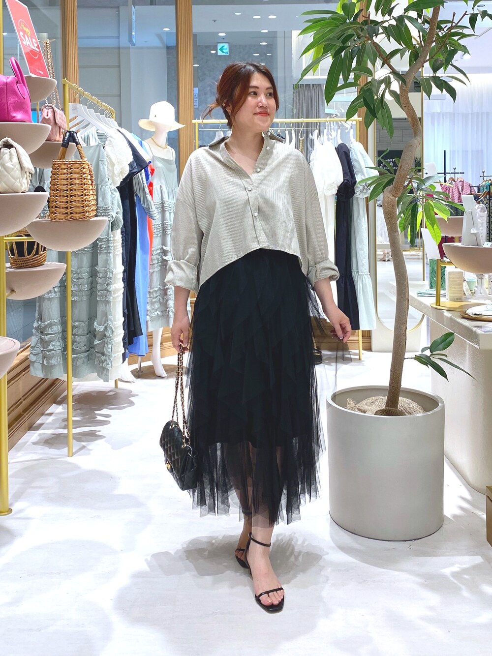 「おでかけコーデ、休日スタイル、ベージュ、大人かわいい、夏コーデ、サンダル、シンプル、キレイめカジュアル、休日コーデ、チュールスカート、ストライプ、ストライプシャツ、韓国ファッション、大人ガーリー、大人女子」｜「La boutique BonBonの【ZOZO限定カラー】ストライプクロップドシャツ（シャツ/ブラウス、ベージュ系）」を使った、takumaさん（骨格ストレート・レディース・160cm）の夏コーディネートの1枚目の写真