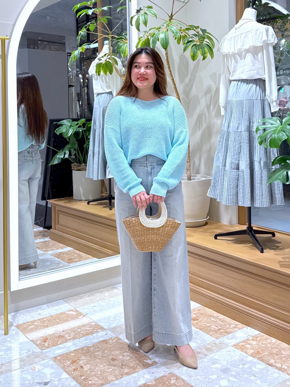 「春コーデ、春めき満開コーデ、オトナ女子、休日スタイル、ラクチンコーデ、お出かけコーデ、ラフコーデ、リラックススタイル、休日、カジュアルガーリー、初夏コーデ、デニムコーデ、レースアップデニム、大人カジュアル、ミントグリーン」｜「La boutique BonBonの【ご好評につき復刻】パールハンドルバスケットS/チェーン付（かごバッグ、ベージュ系）」を使った、takumaさん（レディース・160cm）の春コーディネートの1枚目の写真