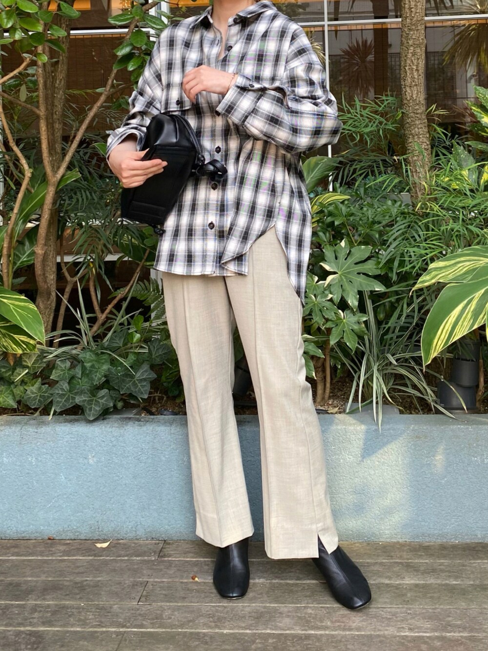 「チェック、パンツ、チェックシャツ、オーバーサイズ、休日スタイル、CPOシャツ、きれいめカジュアル、シンプルスタイル、オトナカジュアル、秋コーデ、ベージュ、黒、ビッグシルエット、ミニバッグ、韓国ファッション」｜「un dix corsのロングシーズン使える優秀アイテム　オンブレーチェックCPOシャツ（シャツ/ブラウス、ホワイト系）」を使った、takumaさん（レディース・160cm）の秋コーディネートの1枚目の写真