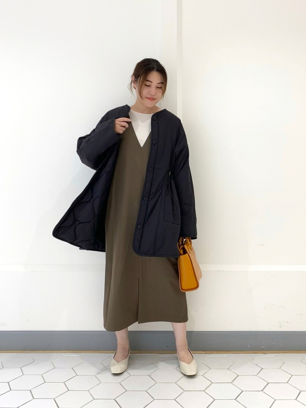 「休日スタイル、大人コーデ、ゆるコーデ、ブラック、キルティング、キルティングコート、シンプルコーデ、リバーシブル、リバーシブルコート、オーバーサイズ、きれい目カジュアル、秋服準備はじめました、アウター、ラフ、ビッグシルエット」｜「un dix corsのサステナブルあたたか機能素材　リバーシブルキルティングコート（ノーカラーコート、ブラック系）」を使った、takumaさん（レディース・160cm）の夏コーディネートの1枚目の写真