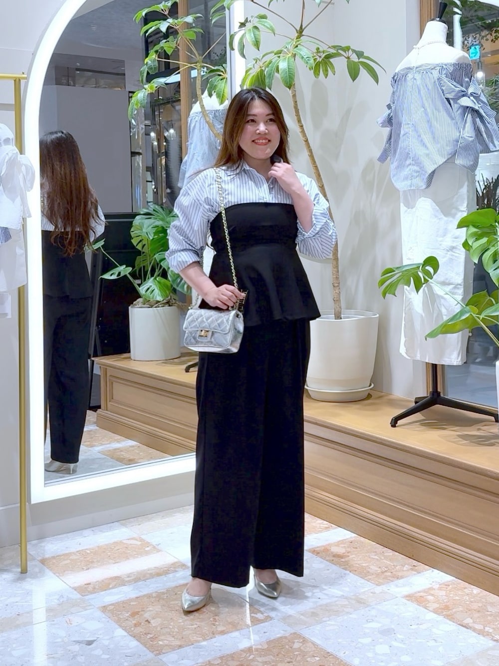 「レイヤードスタイル、春コーデ、大人カジュアル、ビスチェ、フレアパンツ、スポーツミックス、ストライプシャツ、韓国ファッション、休日スタイル、デートコーデ、お出かけコーデ、大人コーデ、シンプルスタイル、シャツスタイル、ストライプ」｜「La boutique BonBonの【人気スタッフmiki監修】レースアップビスチェ（シャツ/ブラウス、ブラック系）」を使った、takumaさん（レディース・160cm）の春コーディネートの1枚目の写真