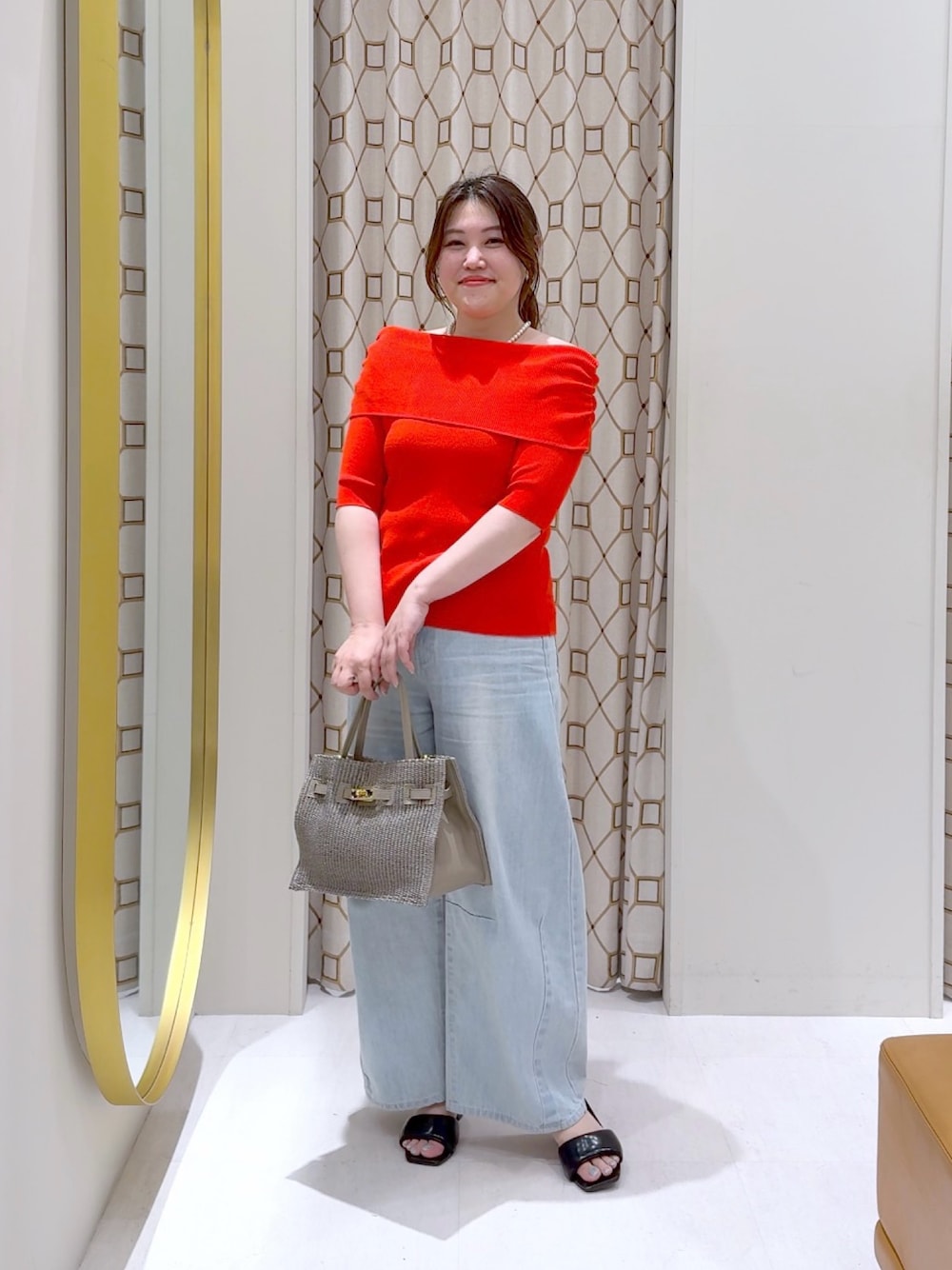 「ワイドパンツ、韓国ファッション、春夏コーデ、シンプルコーデ、きれいめカジュアル、休日スタイル、デニム、お出かけコーデ、雨の日コーデ、大人可愛い、ラクチンコーデ、夏コーデ、オトナカジュアル、赤ニット、赤」｜「La boutique BonBonの【最強美人見え】クールタッチUVオフショルリブニット（ニット/セーター、レッド系）」を使った、takumaさん（骨格ストレート・レディース・160cm）の春コーディネートの1枚目の写真