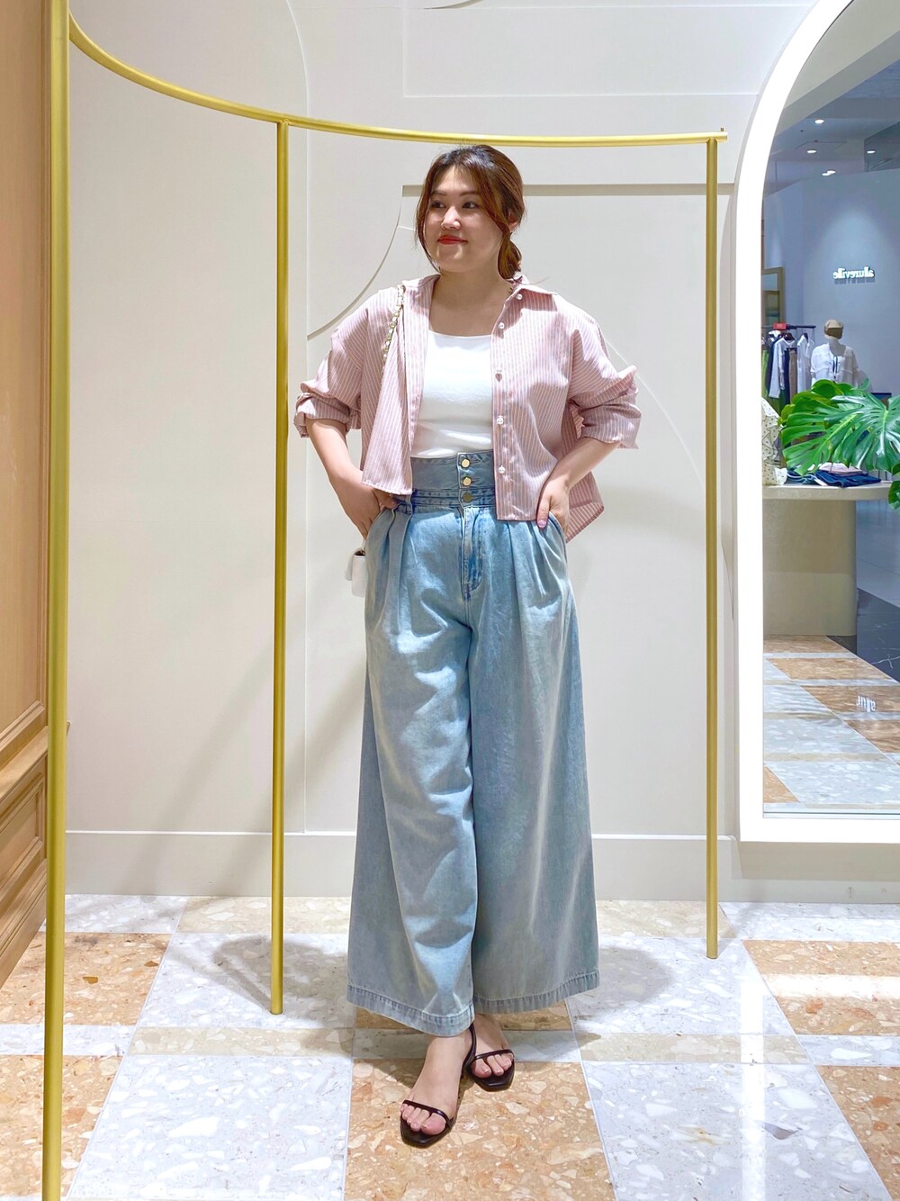「シンプルスタイル、大人かわいい、ゆるコーデ、キレイめ、オトナ女子、お出かけスタイル、オトナカジュアル、シンプルカジュアル、シンプル、夏コーデ、韓国ファッション、ストライプシャツ、ストライプ、シャツスタイル、デニム」｜「La boutique BonBonのハイウエストバギーデニムパンツ（デニムパンツ、ブルー系）」を使った、takumaさん（骨格ストレート・レディース・160cm）の夏コーディネートの1枚目の写真