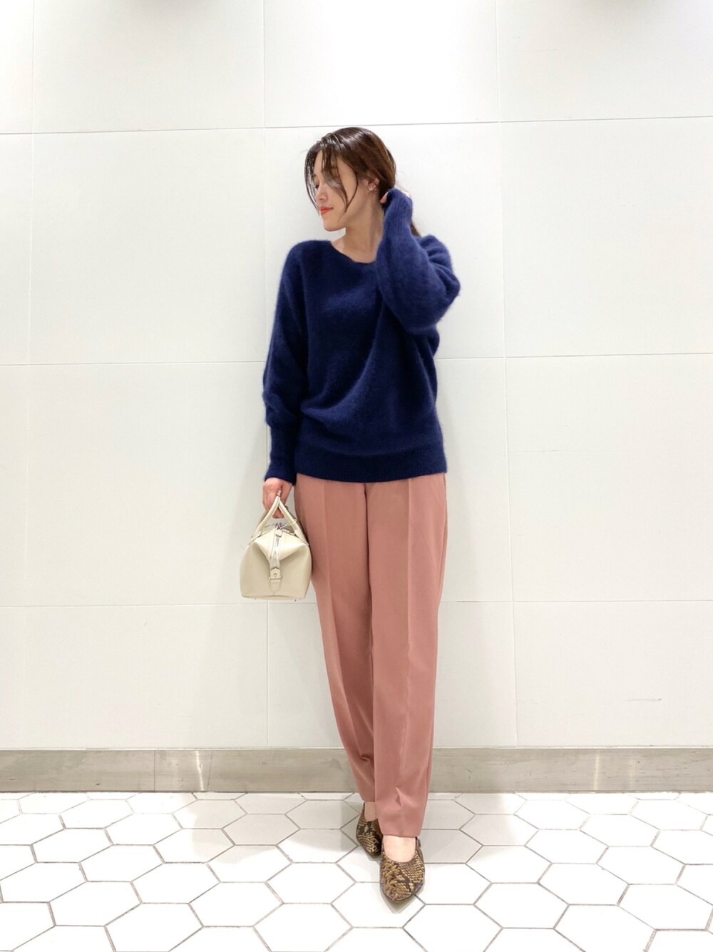 「シンプル、オトナカジュアル、ボリューム袖、カラーパンツ、オフィスカジュアル、ビッグシルエット、秋のトレンド2021、アンディコール、ニット、ネイビー、休日コーデ、ピンク、秋冬コーデ、ミニバッグ、テーパードパンツ」｜「un dix corsの上品な大人のこなれ感を演出 2wayラクーン混Vネックドルマンニット（ニット/セーター、ブルー系）」を使った、takumaさん（レディース・160cm）の秋コーディネートの1枚目の写真
