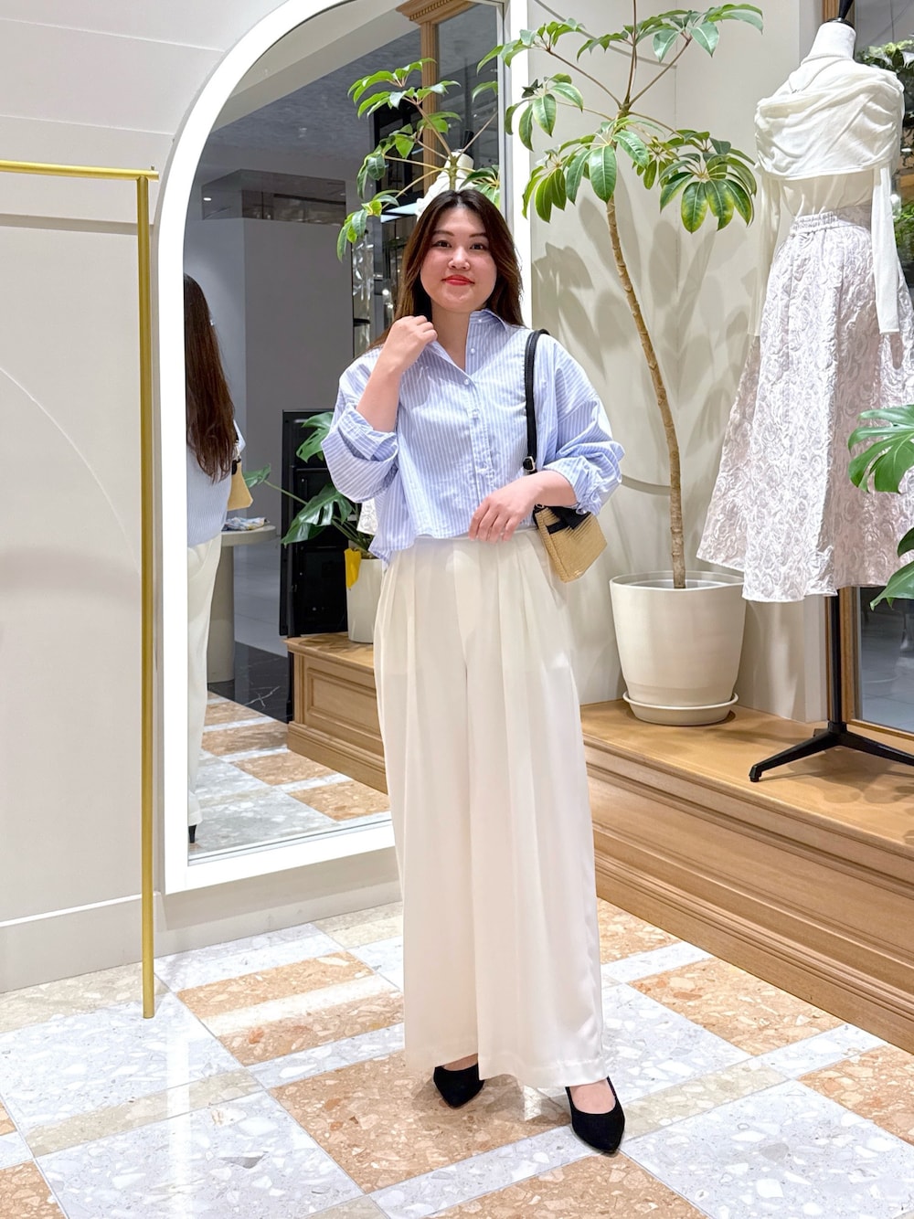 「春色、春めき満開コーデ、ストライプシャツ、淡色コーデ、韓国ファッション、休日スタイル、お出かけコーデ、お出かけスタイル、リラックススタイル、キレイめコーデ、大人かわいい、シャツコーデ、クロップドトップス、春服みてみて、パンツコーデ」｜「La boutique BonBonの【オウレンティ】コンビショルダーバッグ（トートバッグ、ブラック系）」を使った、takumaさん（骨格ストレート・レディース・160cm）の春コーディネートの1枚目の写真