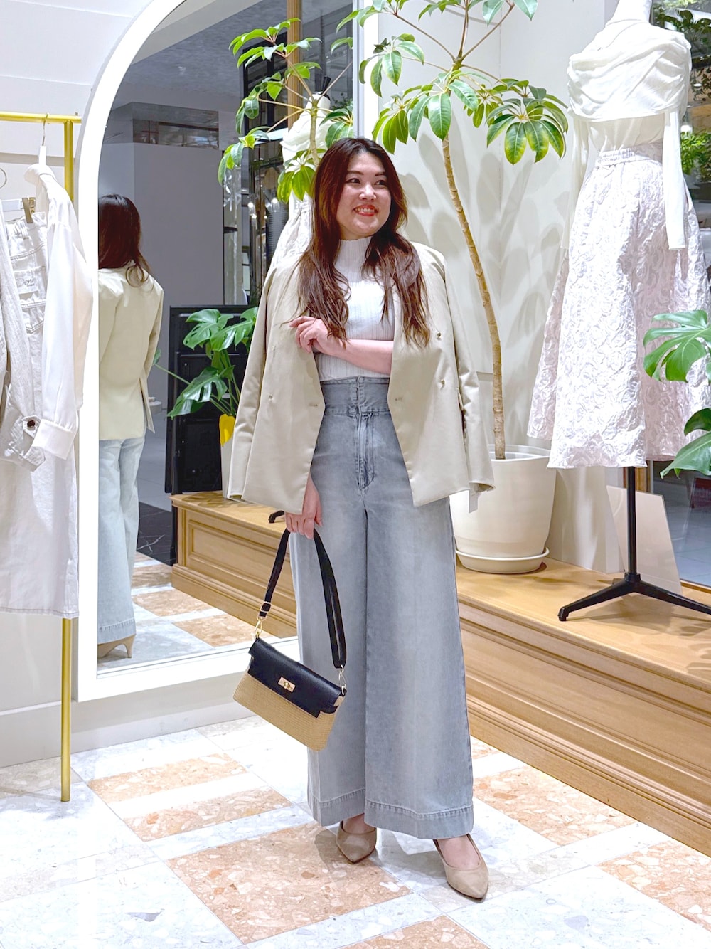 「春コーデ、大人かわいい、キレイめ、休日、シンプルスタイル、ベージュコーデ、オトナカワイイ、デニムコーデ、ジャケット、レースワンピース、ジャケットスタイル、ノーカラージャケット、大人カジュアル、今日のコーデ、デニム」｜「La boutique BonBonの【美脚見え】バックレースアップデニムワイドパンツ（デニムパンツ、ブルー系）」を使った、takumaさん（レディース・160cm）の春コーディネートの1枚目の写真