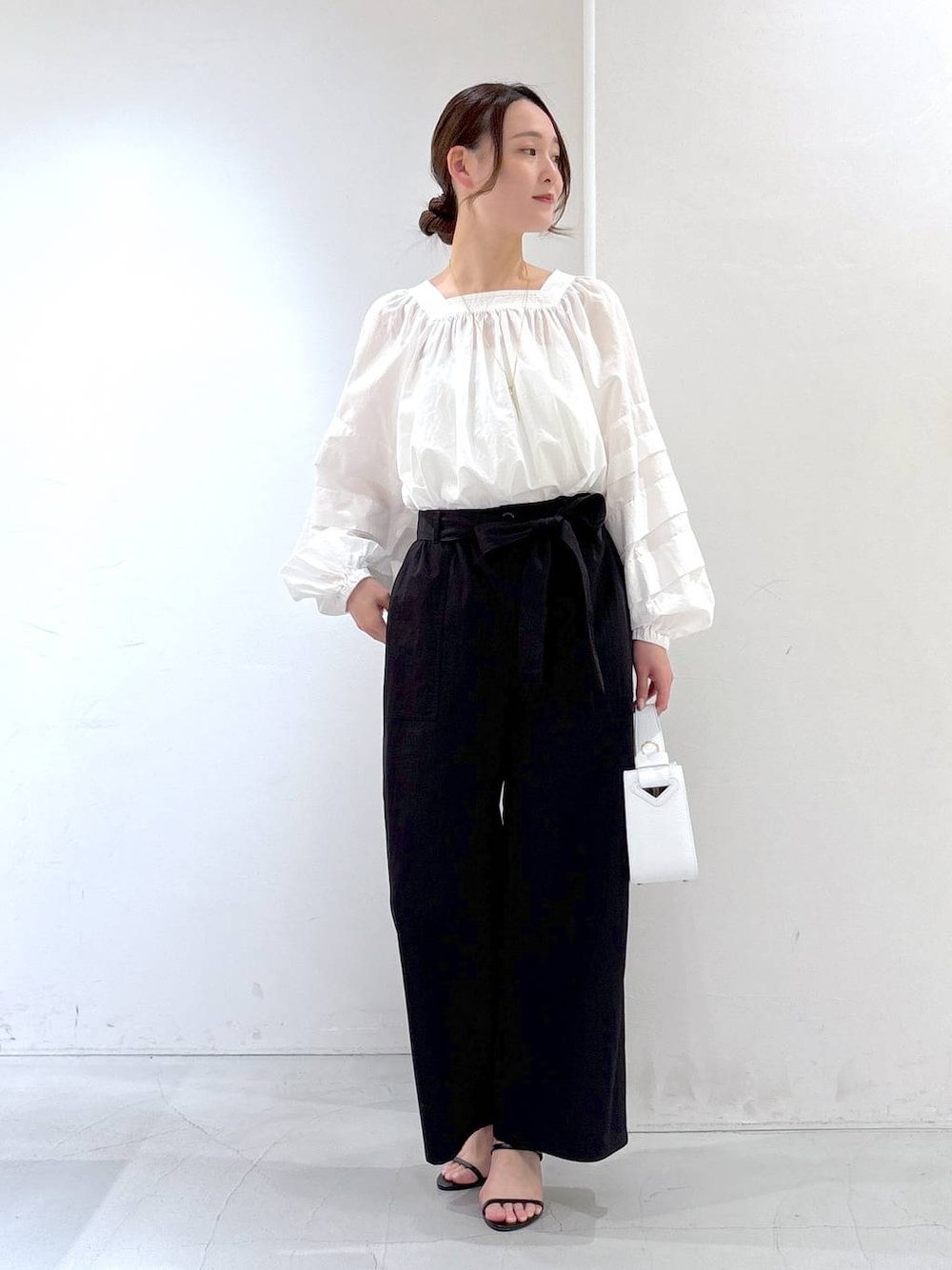 「高身長、体型カバー、きれいめ、コンサバ、ブラウス、ワイドパンツ、ウエストゴム、オーバーサイズ、サンダル、夏コーデ、バッグ、ショルダーバッグ、シアートップス、旅行、デートコーデ」｜「BARNYARDSTORMのBARNYARDSTORM /【CONTIGO / コンティゴ】レザーショルダー 【新色追加】（ハンドバッグ、ホワイト系）」を使った、by_oyamaさん（レディース・169cm）の春コーディネートの1枚目の写真