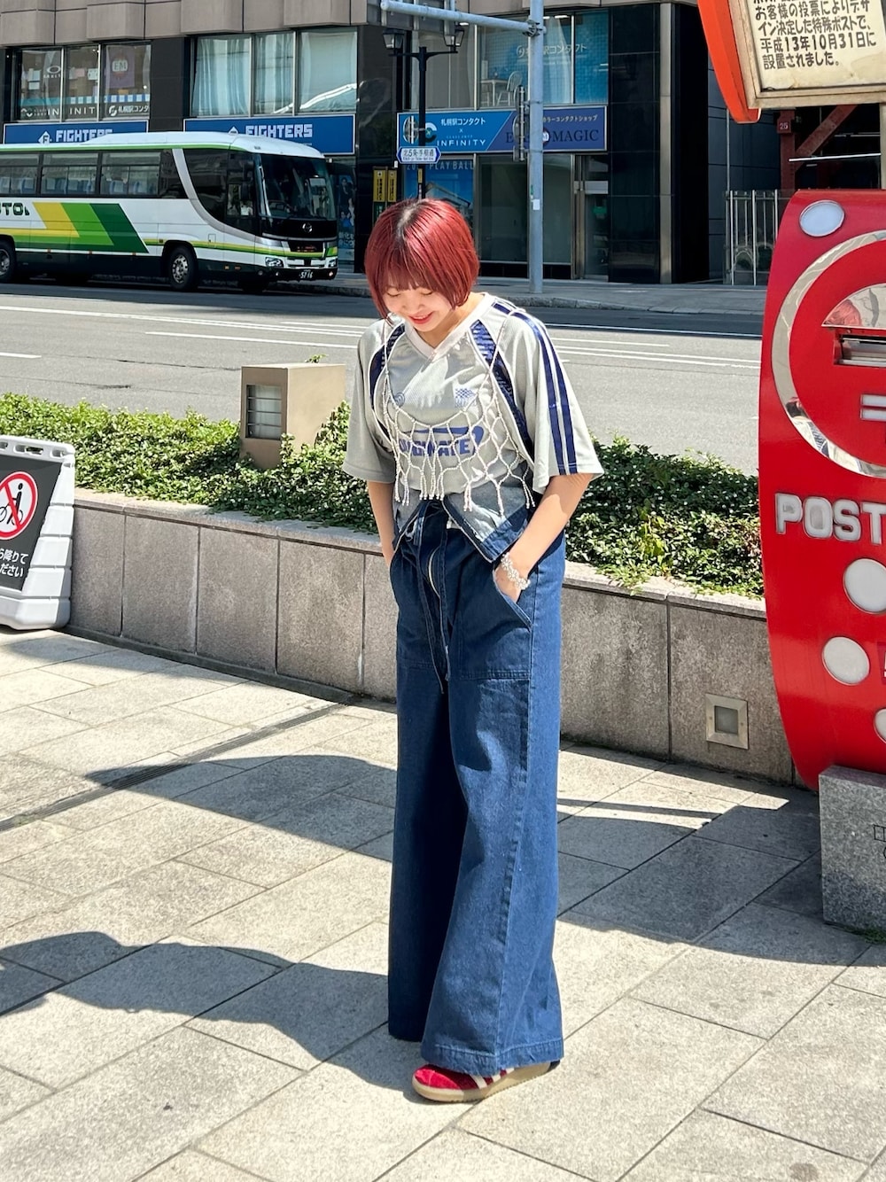 「レイヤードスタイル、夏コーデ、デニム、ロゴT、ストリート、ボーダー、タンクトップ、サロペット、＃デニム、デニムパンツ、レース、ブロケットコア、ガーリー、甘辛mix」｜「CIAOPANICのメッシュレースドッキングフットボールTee（Tシャツ/カットソー、グレー系）」を使った、田中風花さん（レディース・160cm）の夏コーディネートの1枚目の写真