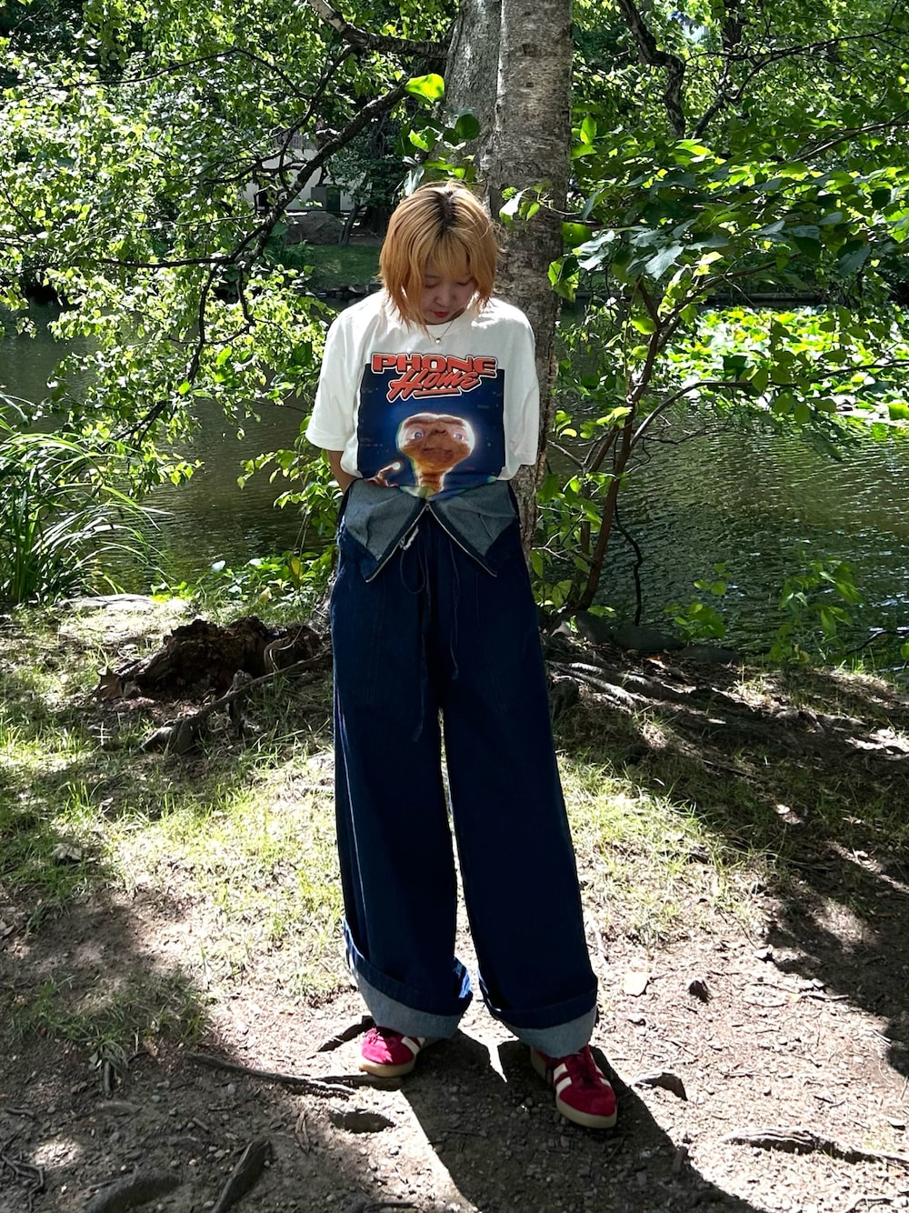 ブルー系のサロペット/オーバーオール、ホワイト系のTシャツ/カットソーを着用したレディースの夏コーディネートの1枚目の写真