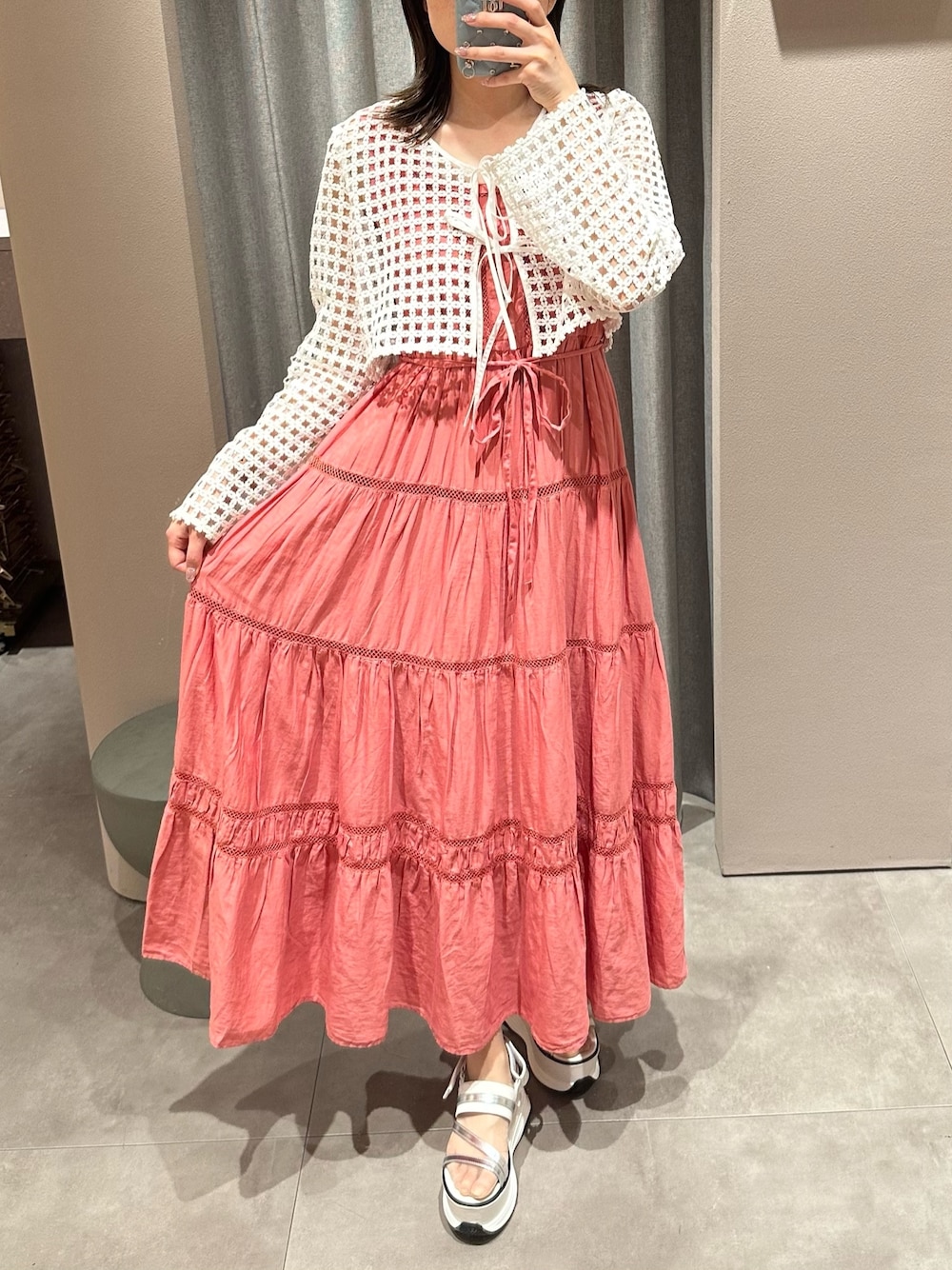 ピンク系のワンピース、ホワイト系のサンダル、ホワイト系のカーディガン/ボレロを着用したレディースの夏コーディネートの1枚目の写真