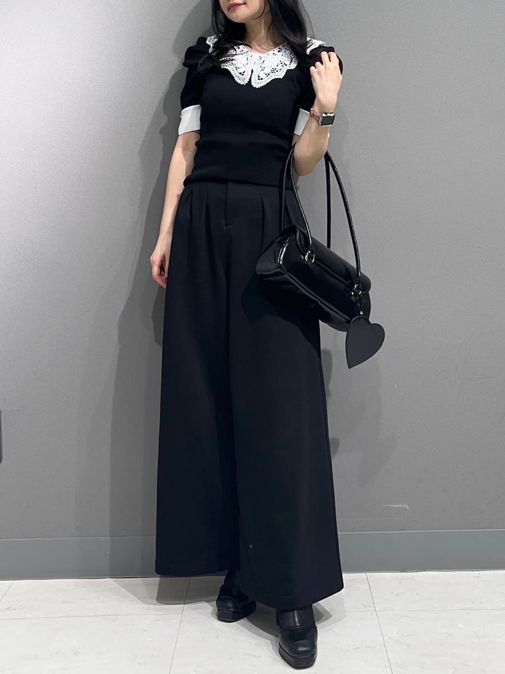 「春ニット、オフィスカジュアル、ドライブ、おでかけコーデ、カジュアルスタイル、春服、きれいめコーディネート、春夏コーデ、大人女子、休日スタイル、オトナ女子、ショート丈トップス、ラクチンコーデ、女子会、ハイウエスト」｜「dazzlinのデコラカラータックトップス（ニット/セーター、ブラック系）」を使った、nanamiさん（レディース・158cm）の春コーディネートの1枚目の写真