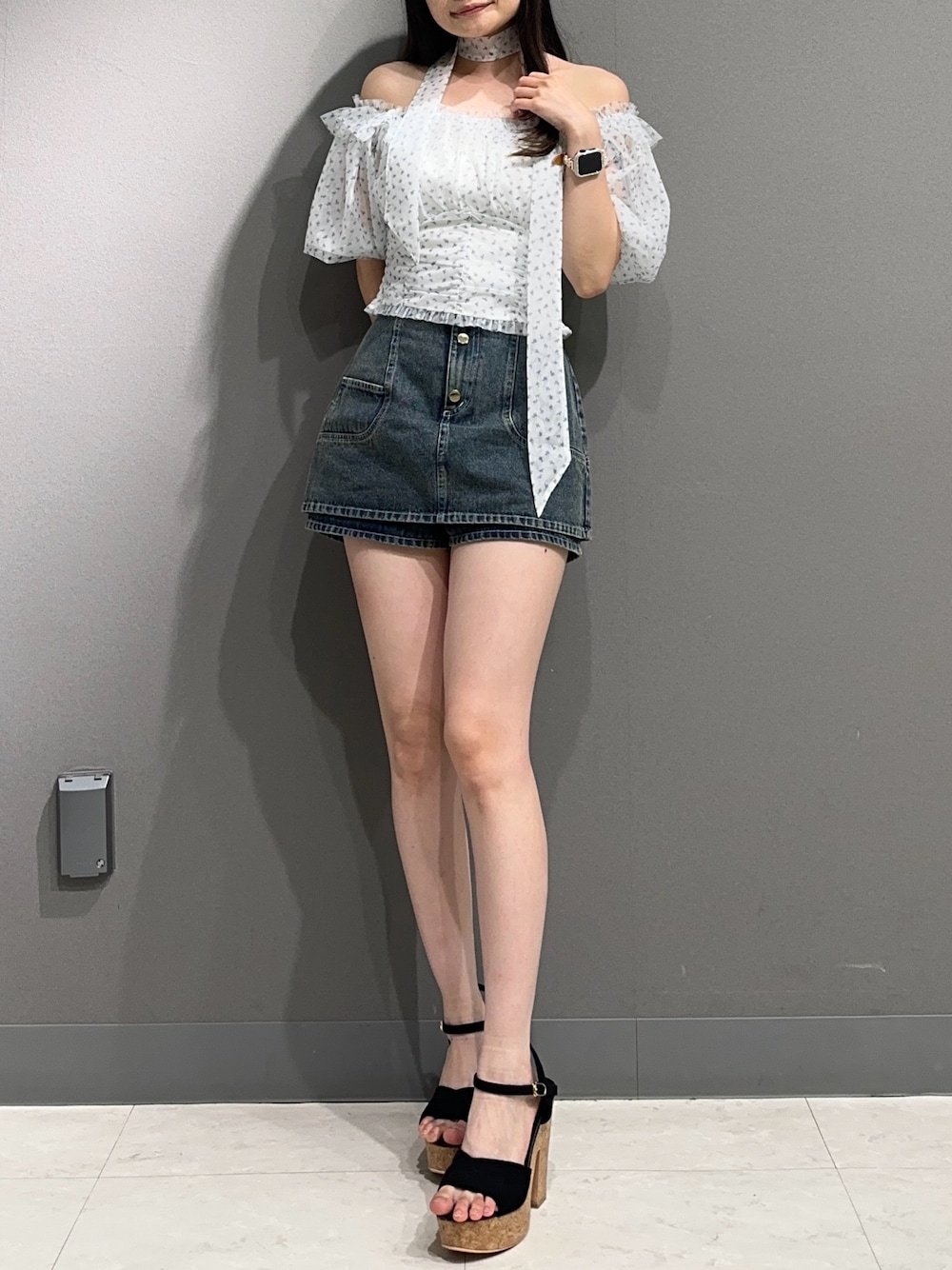 ブルー系のシャツ/ブラウス、ブルー系のデニムパンツ、ブルー系のデニムパンツを着用したレディースの夏コーディネートの1枚目の写真