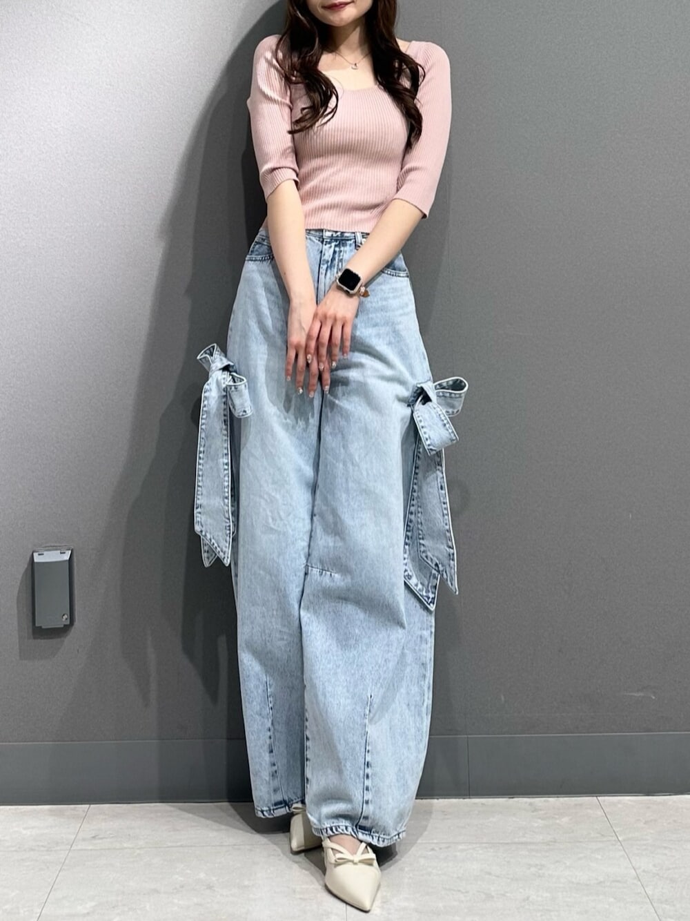 ホワイト系のパンプス、ホワイト系のパンプス、ピンク系のニット/セーターを着用したレディースの春コーディネートの1枚目の写真