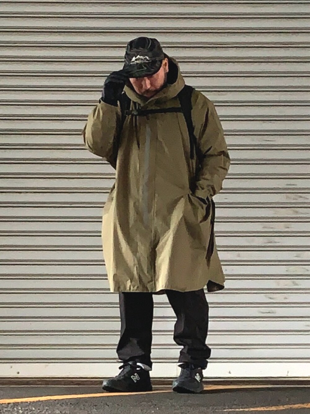 「Bape、A BATHING APE、レインコート、レインジャケット、New Balance、THE NORTH FACE、おしゃれさんと繋がりたい」｜「A BATHING APEのLAYERED LINE CAMO JET CAP M（キャップ、ブラック系）」を使った、andyincさん（メンズ・168cm）の春コーディネートの1枚目の写真