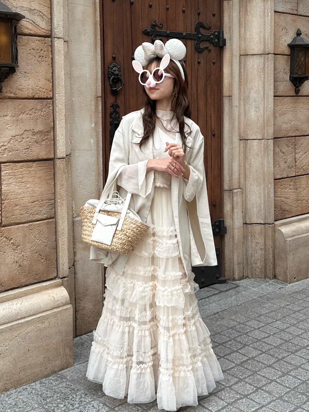 「レイヤードスタイル、ディズニーコーデ、淡色コーデ、春コーデ、低身長コーデ、骨格ウェーブ、チュールスカート、春めき満開コーデ」｜「Samantha Thavasaのレターポケット バケットトートバッグ 小サイズ（トートバッグ、ホワイト系）」を使った、m a p oさん（骨格ウェーブ・レディース・149cm）の春コーディネートの1枚目の写真