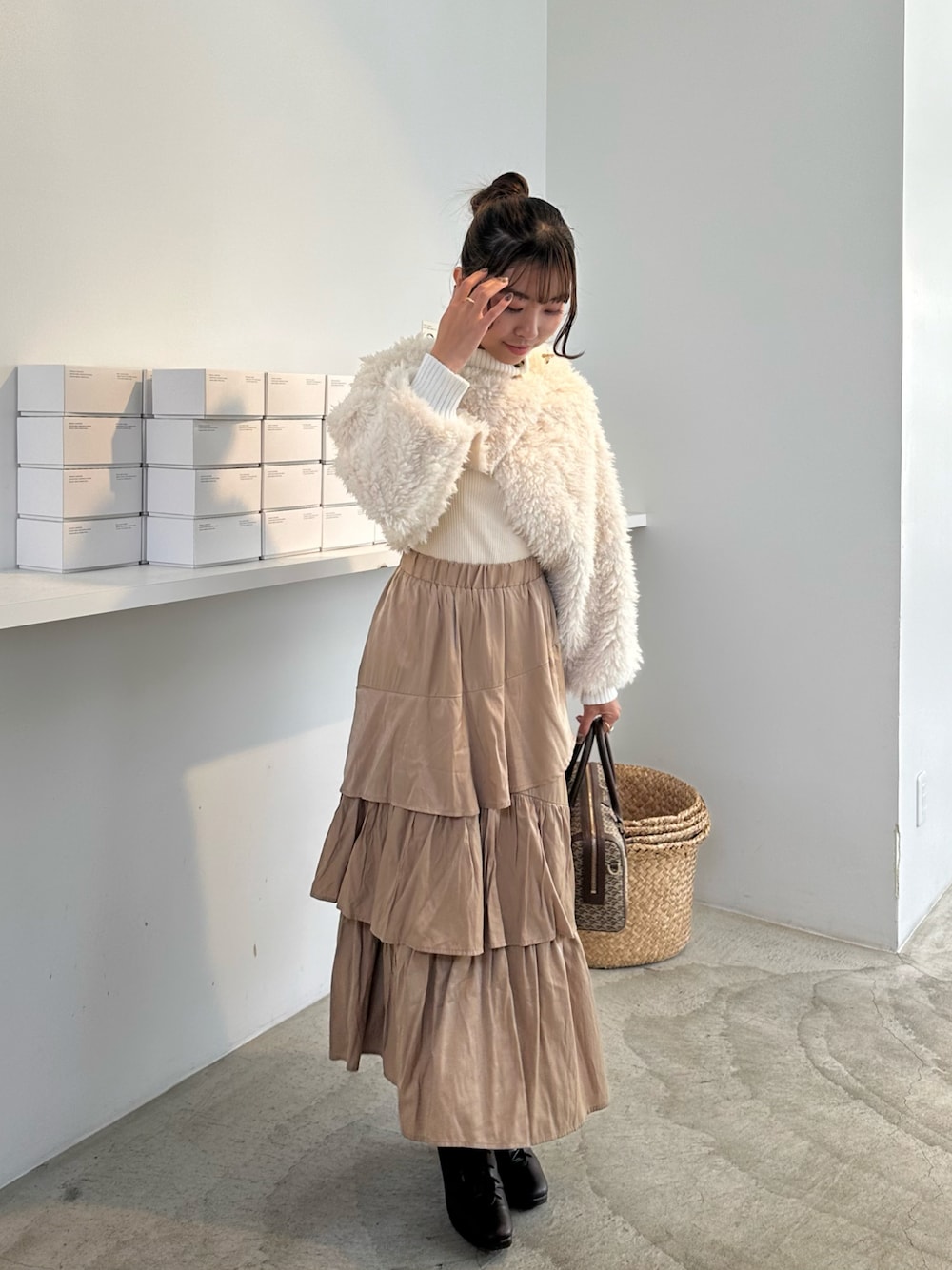 「レイヤードスタイル、ニット、ティアードスカート、淡色コーデ、低身長コーデ、骨格ウェーブ」｜「MIIAのサス付ティアードスカート（スカート、ベージュ系）」を使った、m a p oさん（骨格ウェーブ・レディース・149cm）の冬コーディネートの1枚目の写真