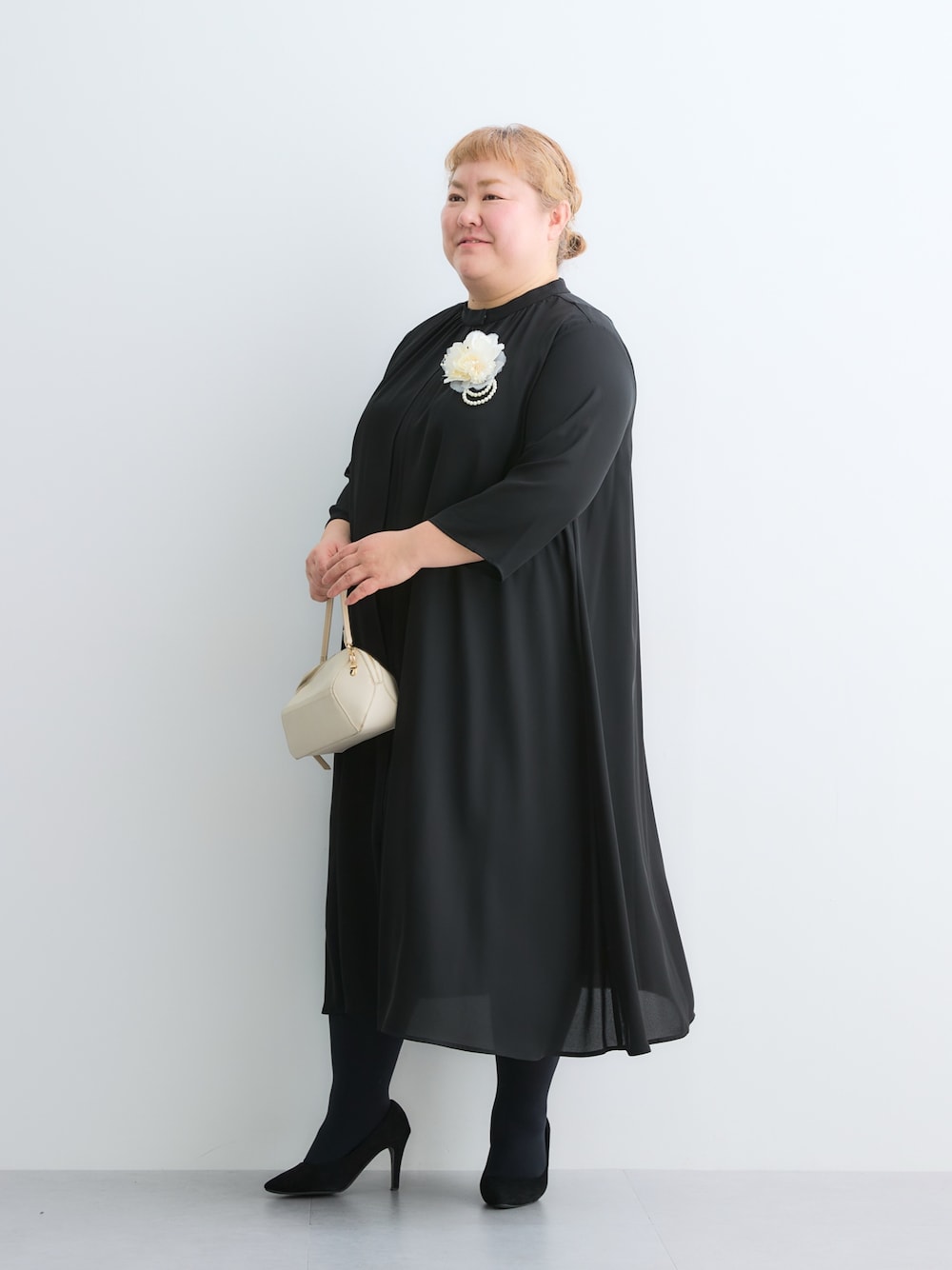 ブラック系のフォーマルスーツ/小物、ブラック系のパンプス、ブラック系のパンプスを着用したレディースの春コーディネートの1枚目の写真