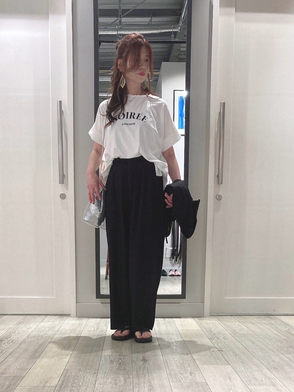 「ロゴT、しろTシャツ、半袖Ｔシャツ、ロゴニット、リネンパンツ、ブラックパンツ、Tシャツコーデ、パンツスタイル、カジュアルコーデ、なつこーで、ウエストゴム、サンダル、セットアップ対応、お出かけコーデ、ラクチンコーデ」｜「abahouse mavieのワイドロゴT/半袖/夏服/Tシャツ（Tシャツ/カットソー、ホワイト系）」を使った、みかんさん（レディース・162cm）の春コーディネートの1枚目の写真