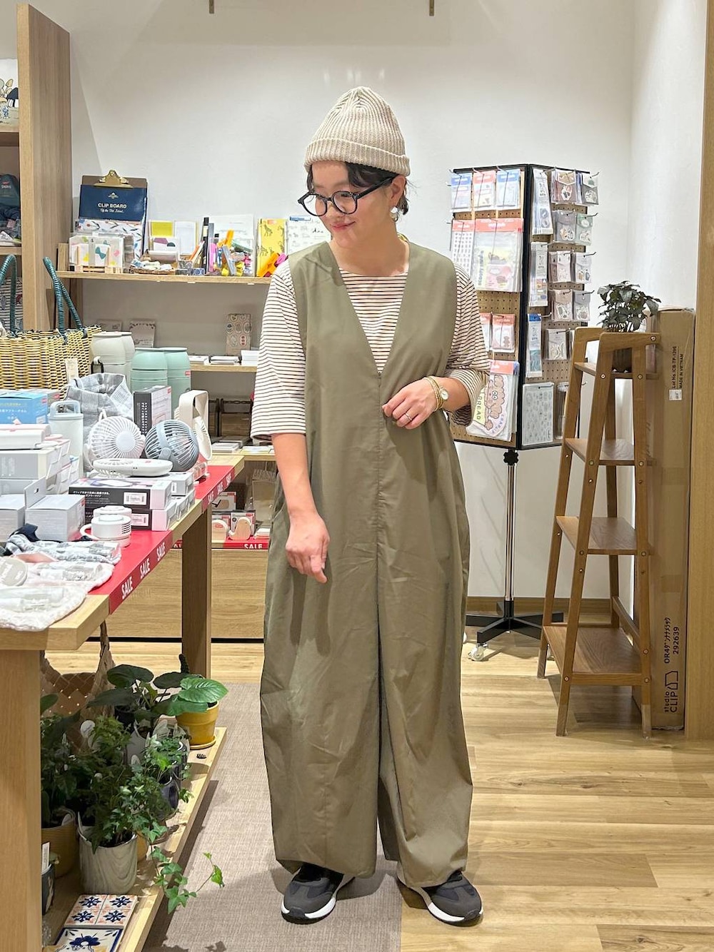 「低身長、ゆったり、カジュアル、ママコーデ、クリップスタッフ_studio CLIP、studio CLIP」｜「studio CLIPのVネックオールインワン（つなぎ/オールインワン、グリーン系）」を使った、hara..さん（レディース・152cm）の秋コーディネートの1枚目の写真