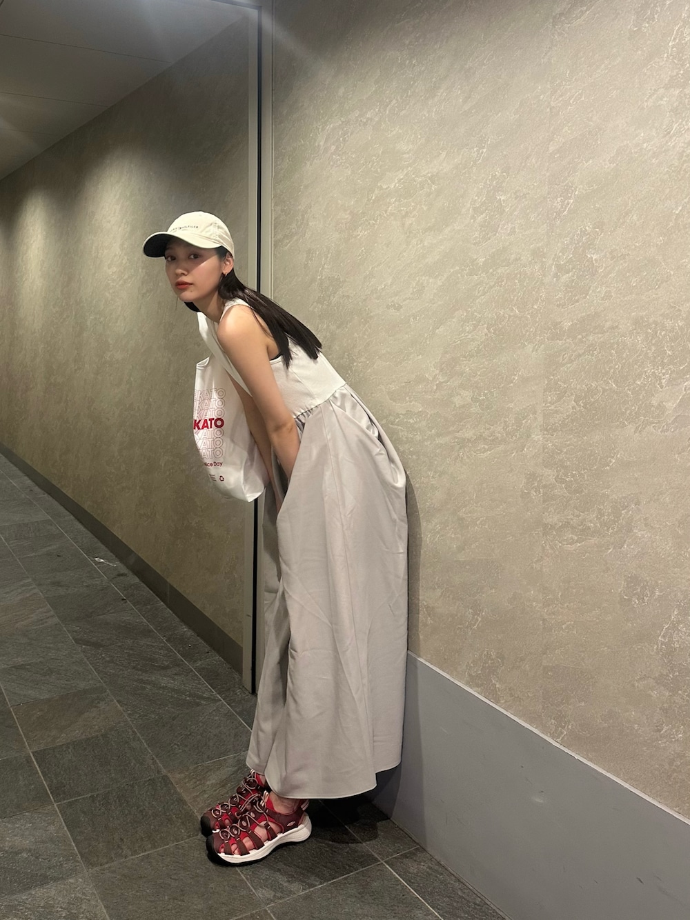 「AZUL by moussyのPLUSタックドレープドッキングワンピ（ワンピース、ホワイト系）」を使った、ふせやさん（骨格ナチュラル・レディース・160cm）の夏コーディネートの1枚目の写真