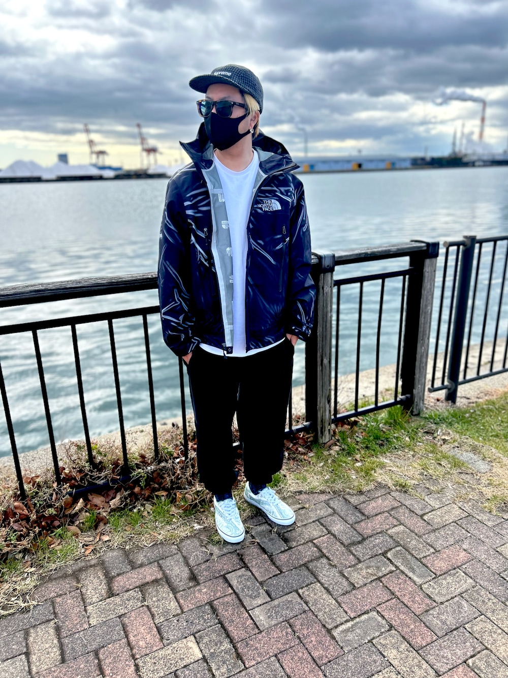「supreme、ray-ban、GARNI、NIKE、supreme x vans、Supreme x The North Face」｜「Supreme のアイテム（キャップ、ブラック系）」を使った、halu3104さん（メンズ・182cm）の冬コーディネートの1枚目の写真