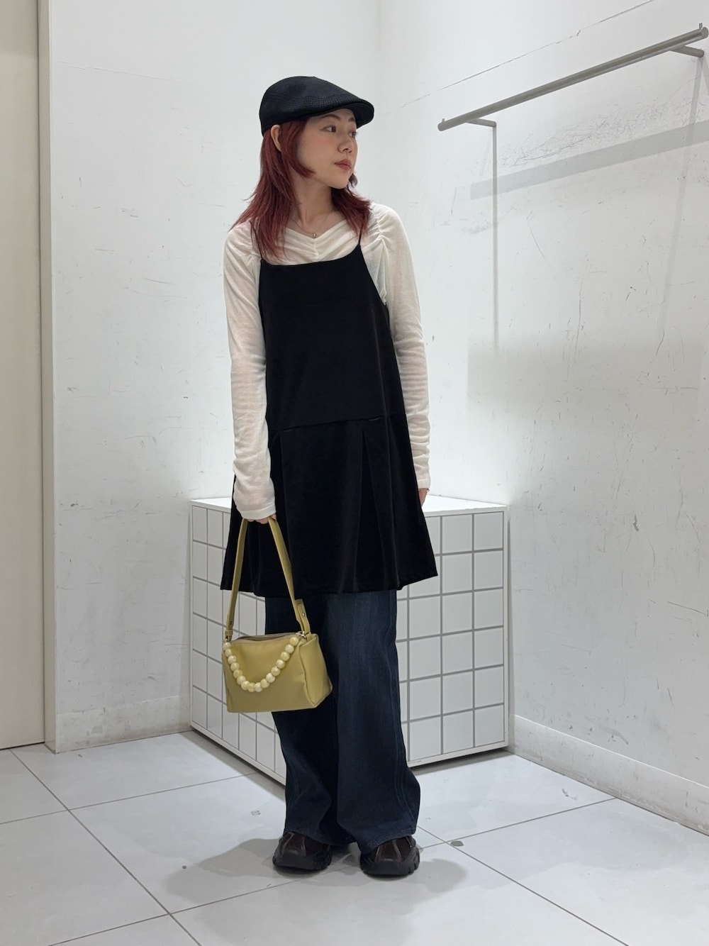 ホワイト系のTシャツ/カットソー、ブラック系のチュニック、ベージュ系のショルダーバッグを着用したレディースの夏コーディネートの1枚目の写真