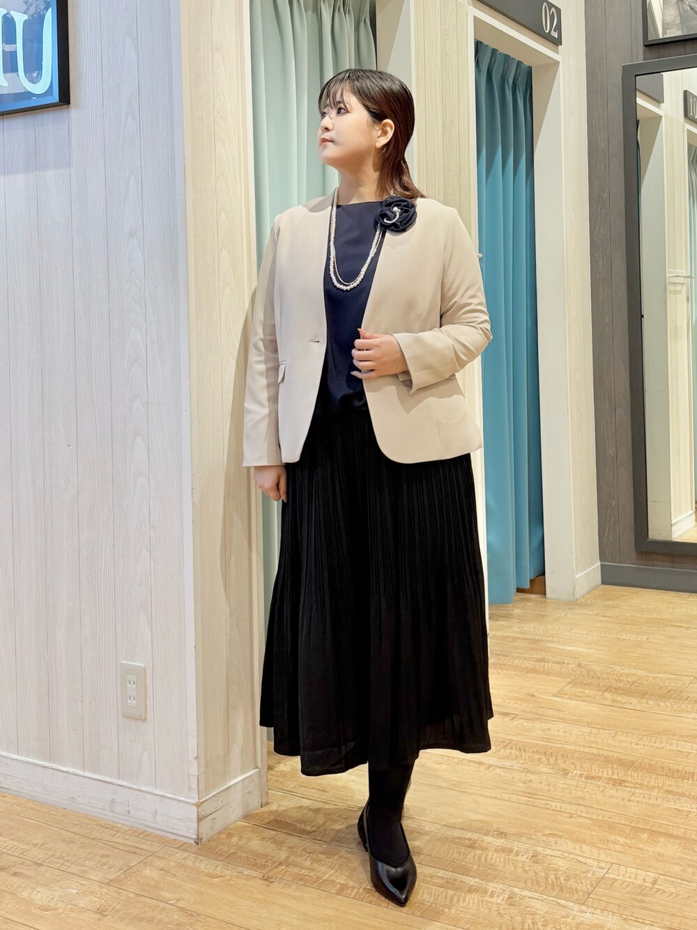 「きれいめコーディネート、セレモニー、ジャケット/アウター、女子会コーデ、授業参観日コーデ、入学式コーデ、セレモニースタイル、入学式・卒業式、入学式、コサージュ、パールネックレス」｜「SHOO・LA・RUEの【入卒/セレモニー】チュールローズコサージュ（ブローチ/コサージュ、ブルー系）」を使った、砂糖さん（レディース・161cm）の冬コーディネートの1枚目の写真