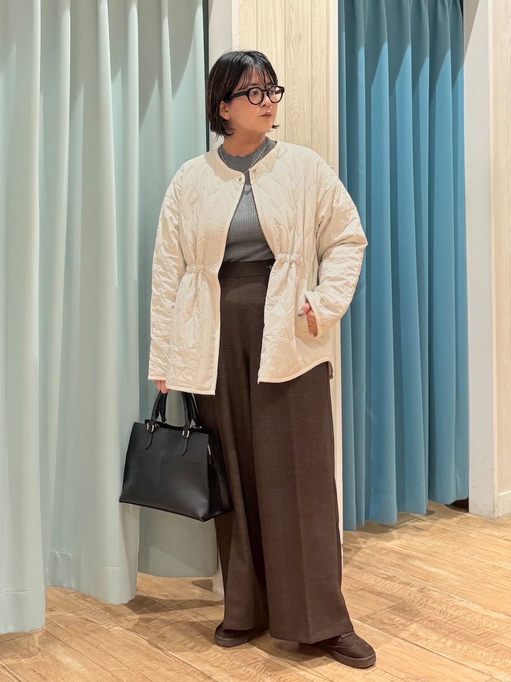ホワイト系のノーカラージャケット、グレー系のニット/セーター、ブラウン系のその他パンツを着用したレディースの秋コーディネートの1枚目の写真