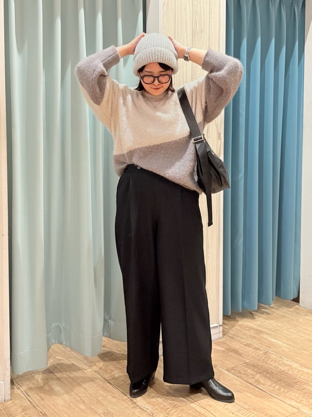 ベージュ系のニット/セーター、ブラック系のショルダーバッグ、ブラック系のその他パンツを着用したレディースの秋コーディネートの1枚目の写真