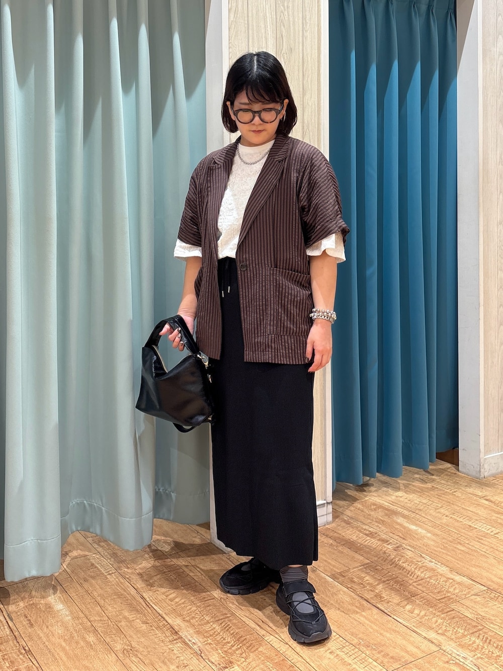 「秋服準備はじめました、お出かけコーデ、プチプラ、秋コーデ、ジャケット、メガネ女子、きれいめカジュアル、ブラウン、ショルダーバッグ、大人女子、シンプルスタイル、大人カジュアルコーデ、キレイめカジュアル、オトナ女子、大人かわいい」｜「SHOO・LA・RUEのボールチェーンネックレス（ネックレス、ブラック系）」を使った、砂糖さん（レディース・161cm）の秋コーディネートの1枚目の写真